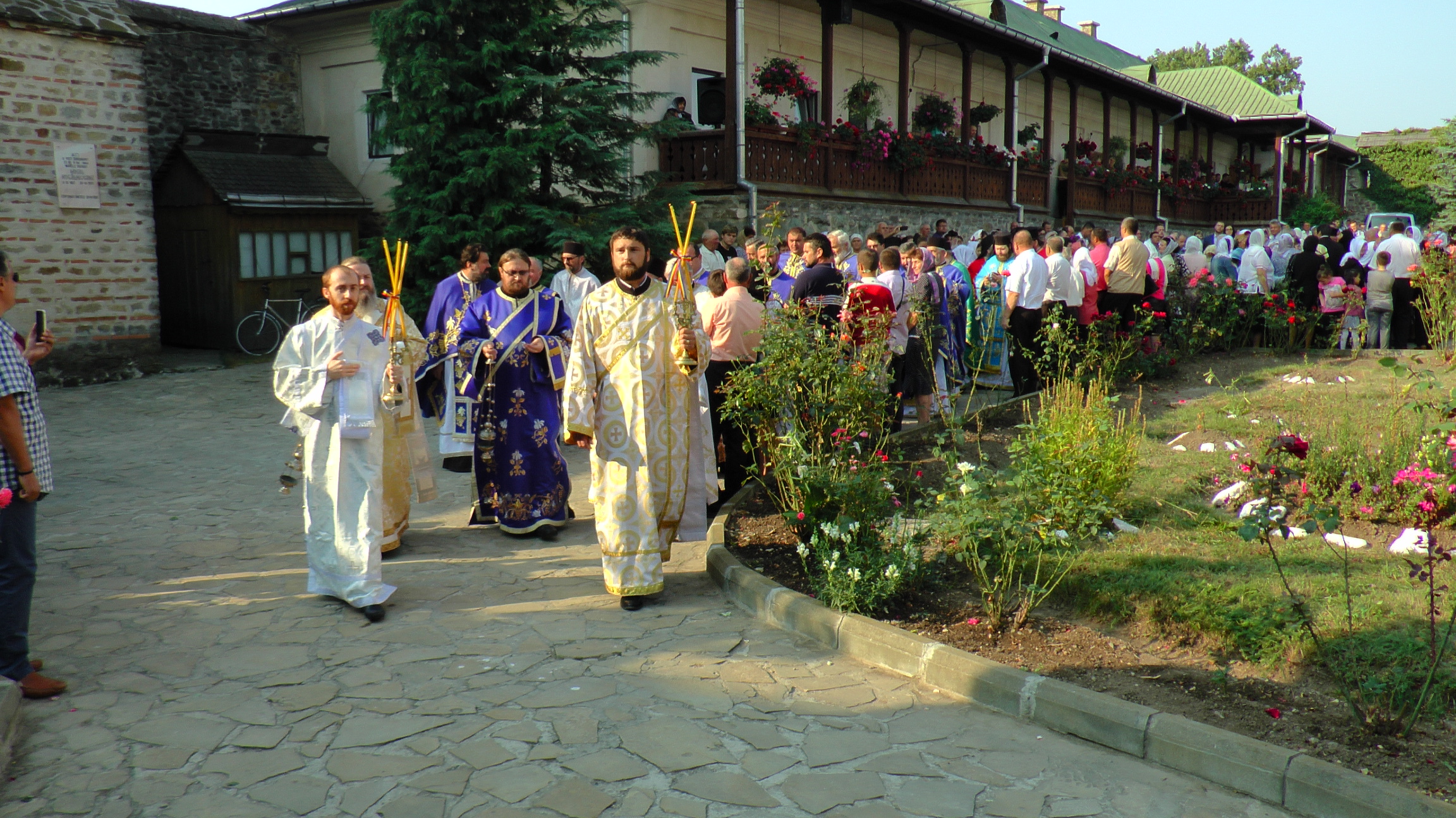 Brâul Maicii Domnului, adus la hramul Mănăstirii Râșca
