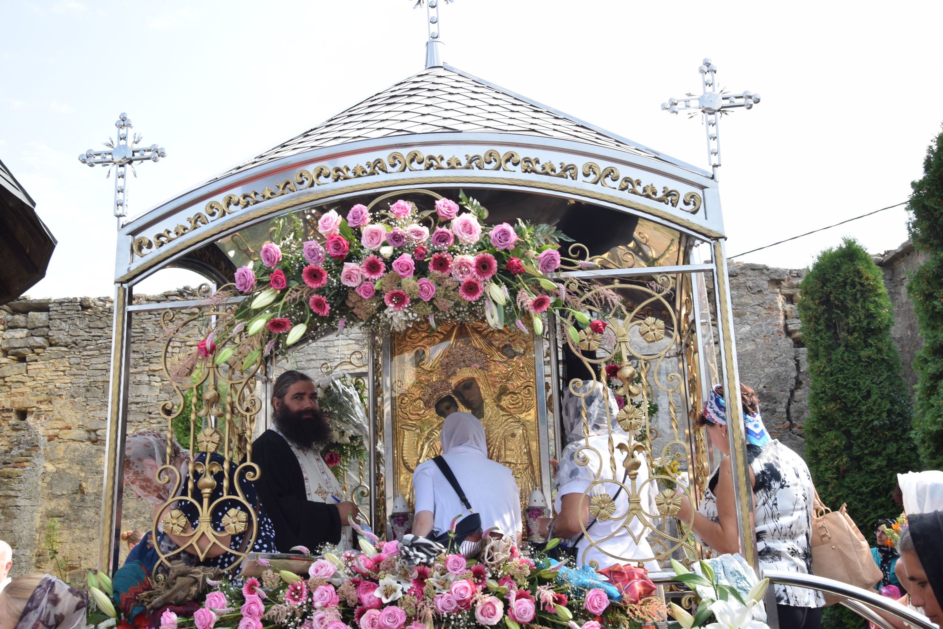 IPS Părinte Teofan, la hramul Mănăstirii Hadâmbu: „Maica Domnului este cinstită prin nașterea de prunci”