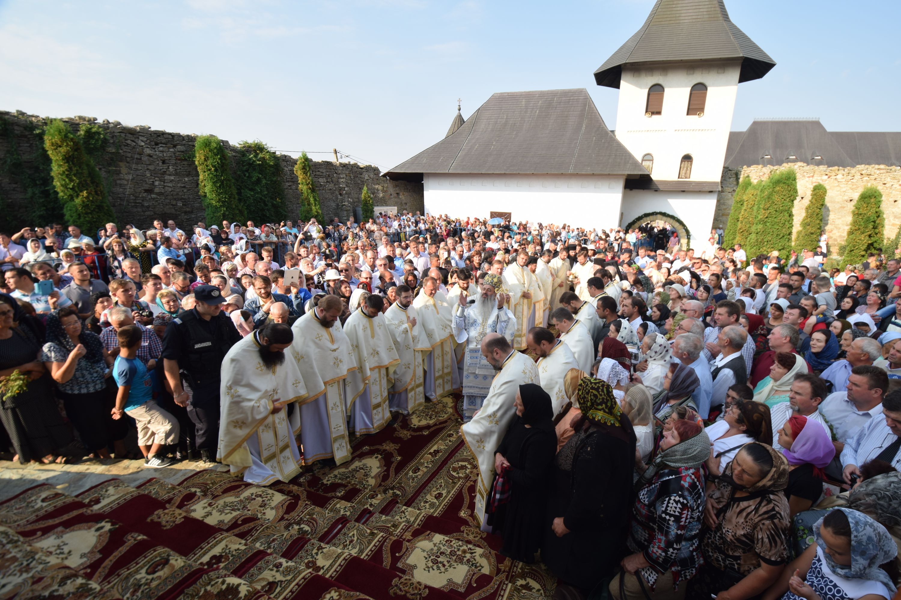 IPS Părinte Teofan, la hramul Mănăstirii Hadâmbu: „Maica Domnului este cinstită prin nașterea de prunci”