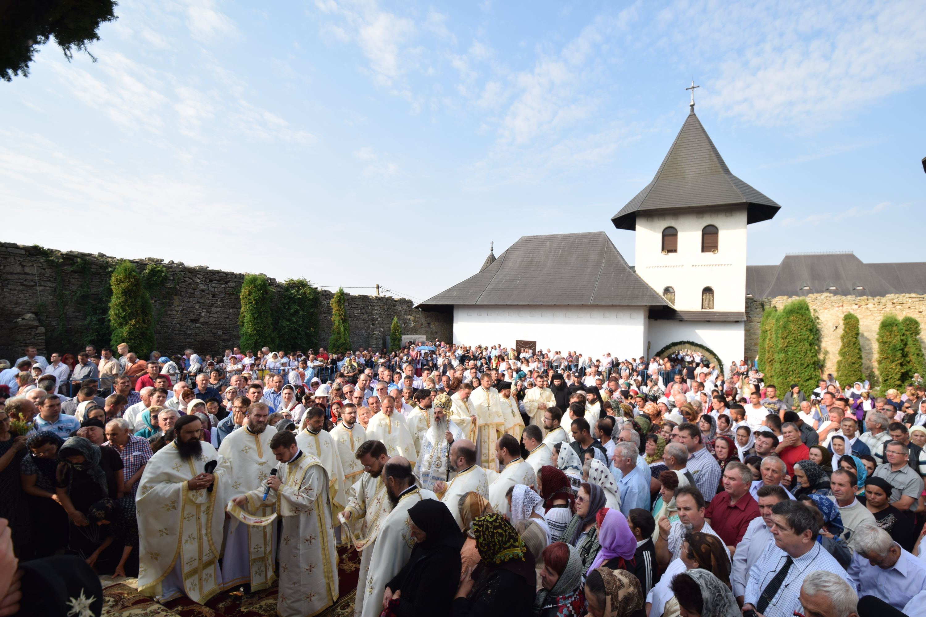IPS Părinte Teofan, la hramul Mănăstirii Hadâmbu: „Maica Domnului este cinstită prin nașterea de prunci”