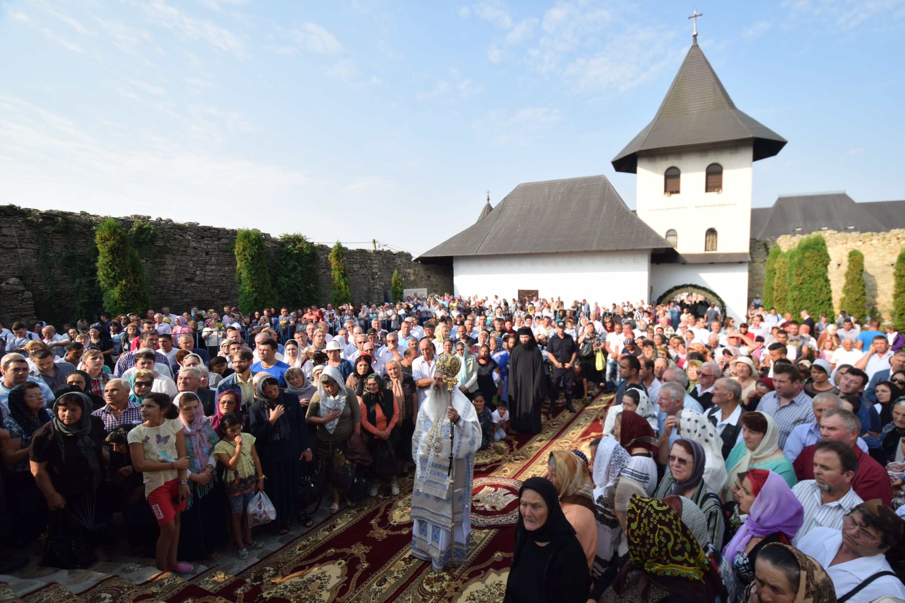 IPS Părinte Teofan, la hramul Mănăstirii Hadâmbu: „Maica Domnului este cinstită prin nașterea de prunci”