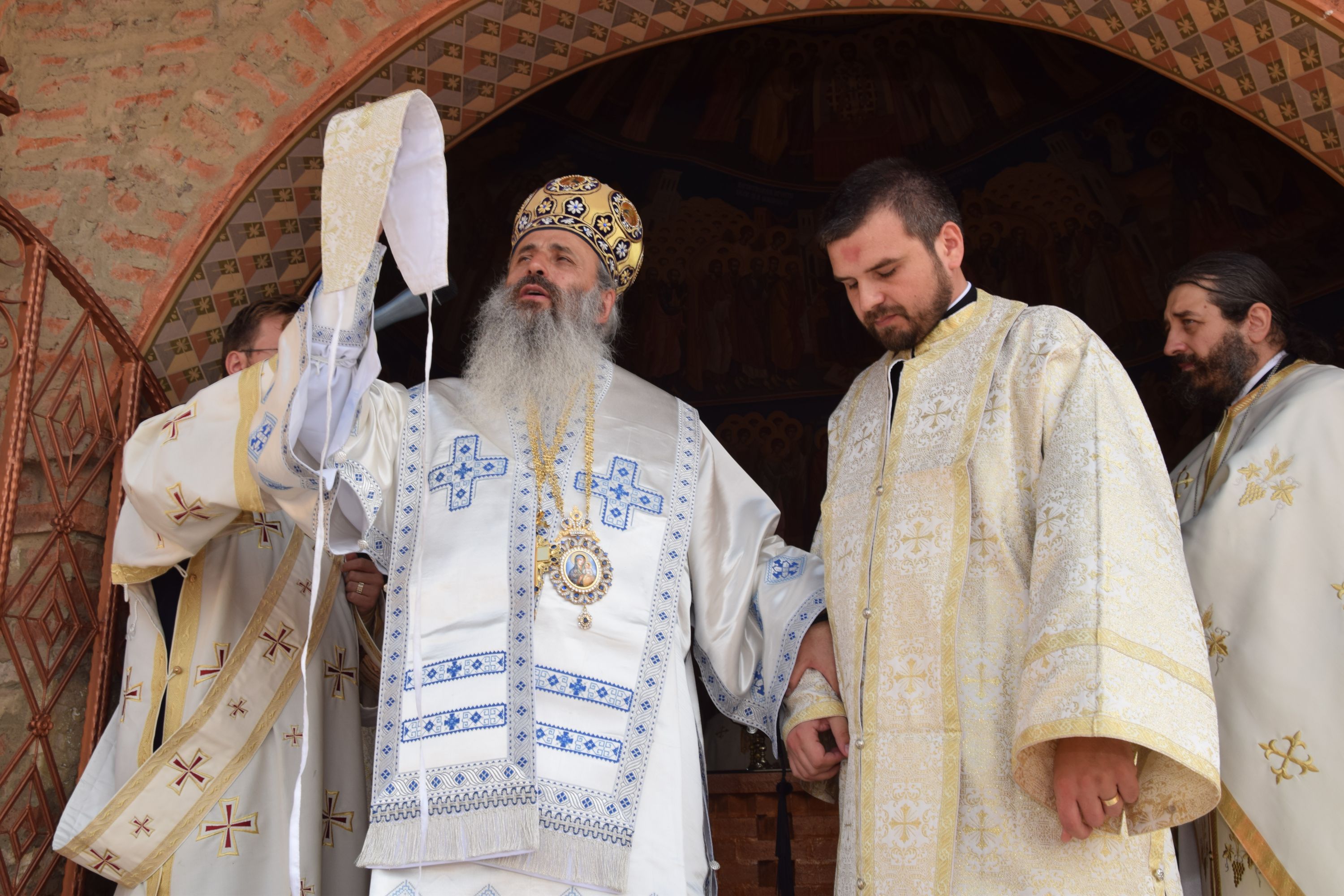 IPS Părinte Teofan, la hramul Mănăstirii Hadâmbu: „Maica Domnului este cinstită prin nașterea de prunci”