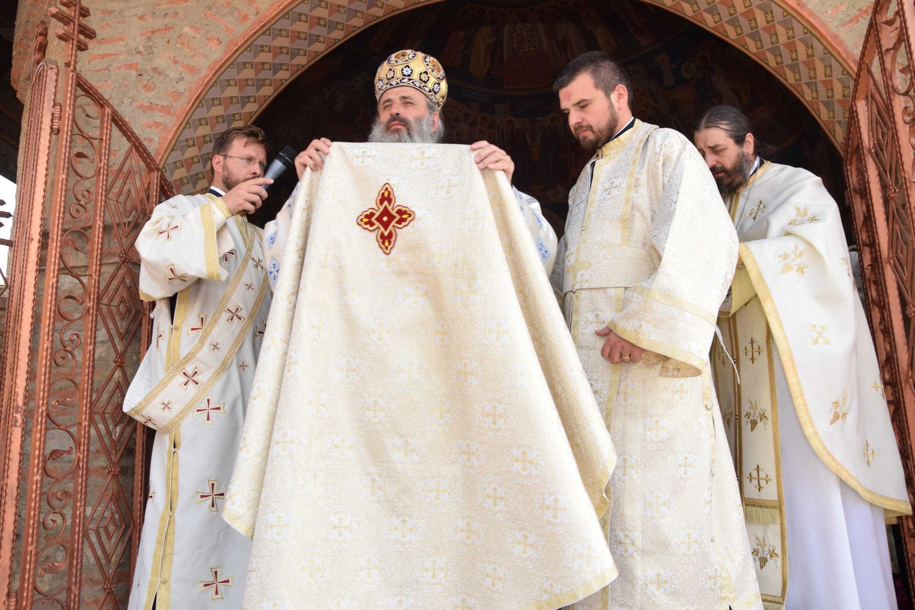 IPS Părinte Teofan, la hramul Mănăstirii Hadâmbu: „Maica Domnului este cinstită prin nașterea de prunci”