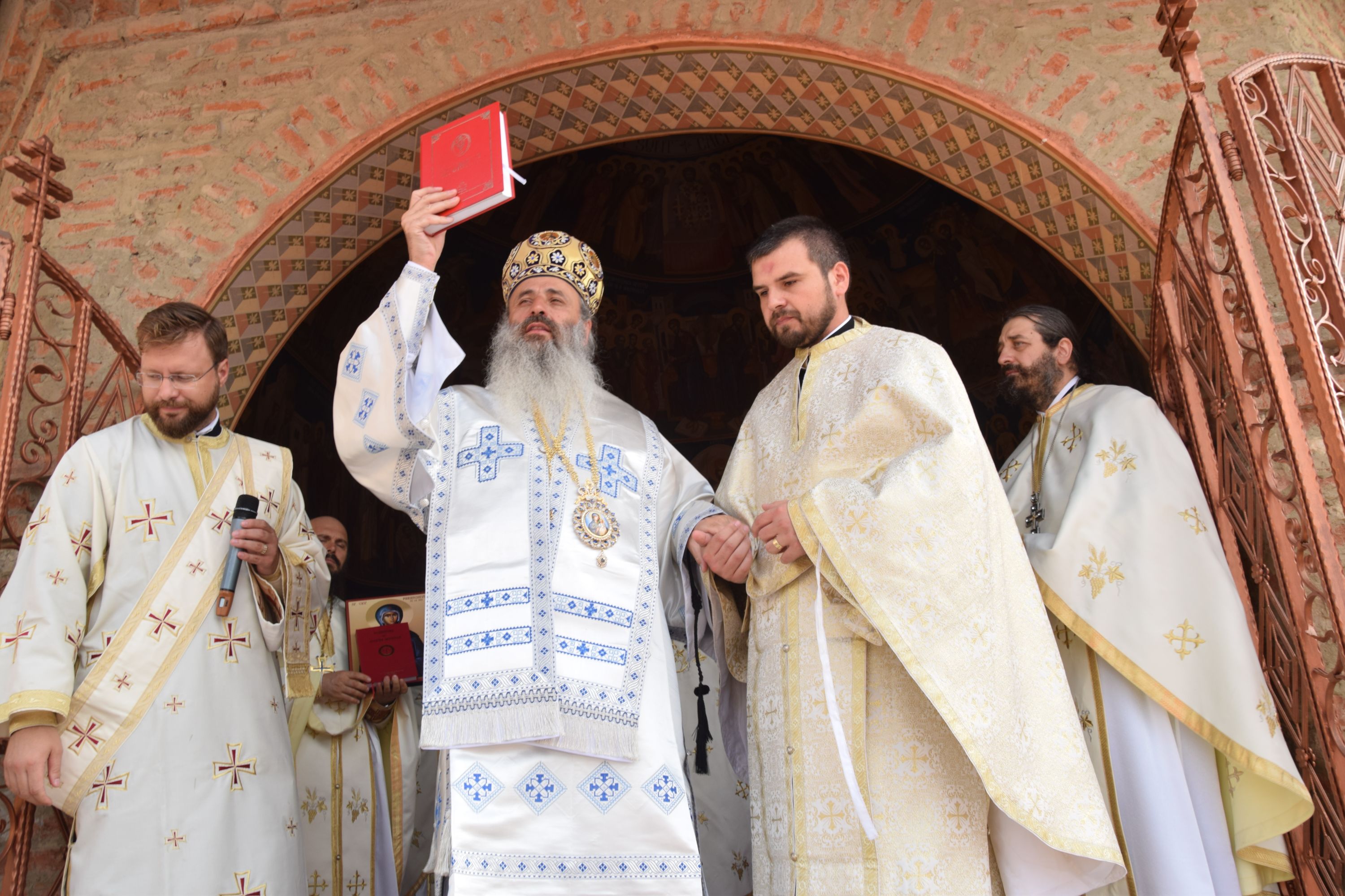 IPS Părinte Teofan, la hramul Mănăstirii Hadâmbu: „Maica Domnului este cinstită prin nașterea de prunci”