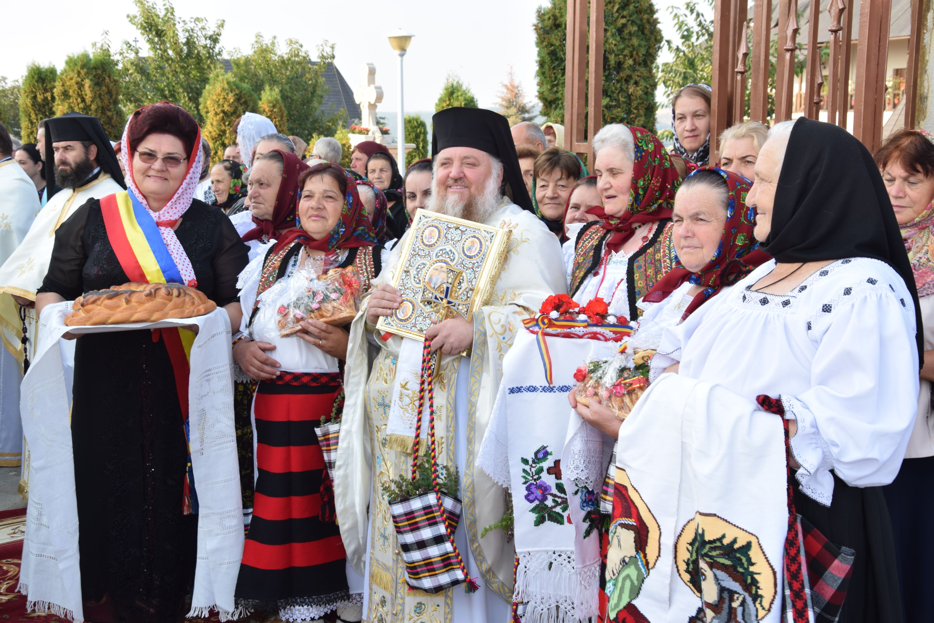 IPS Părinte Teofan, la hramul Mănăstirii Hadâmbu: „Maica Domnului este cinstită prin nașterea de prunci”