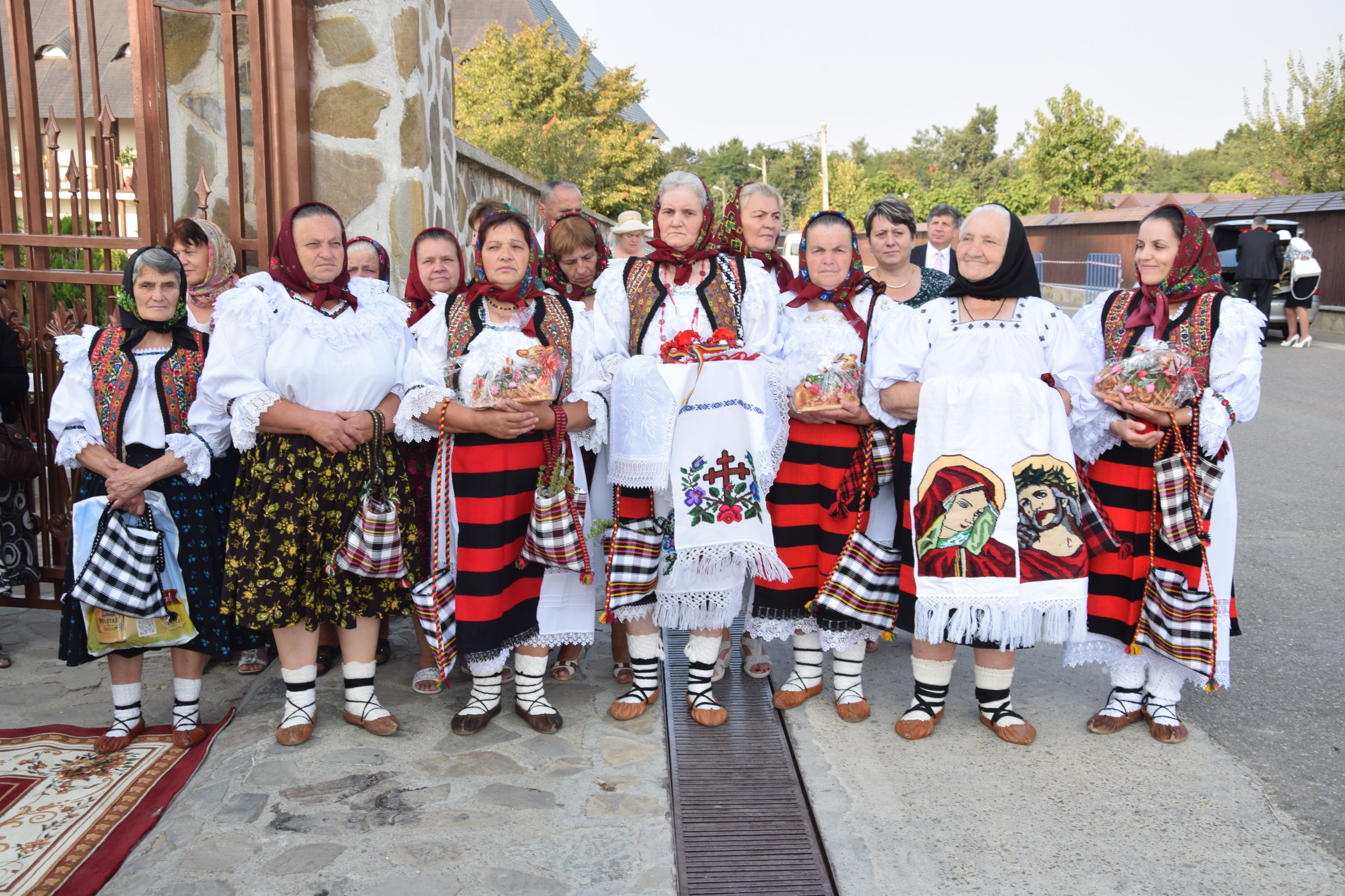 IPS Părinte Teofan, la hramul Mănăstirii Hadâmbu: „Maica Domnului este cinstită prin nașterea de prunci”