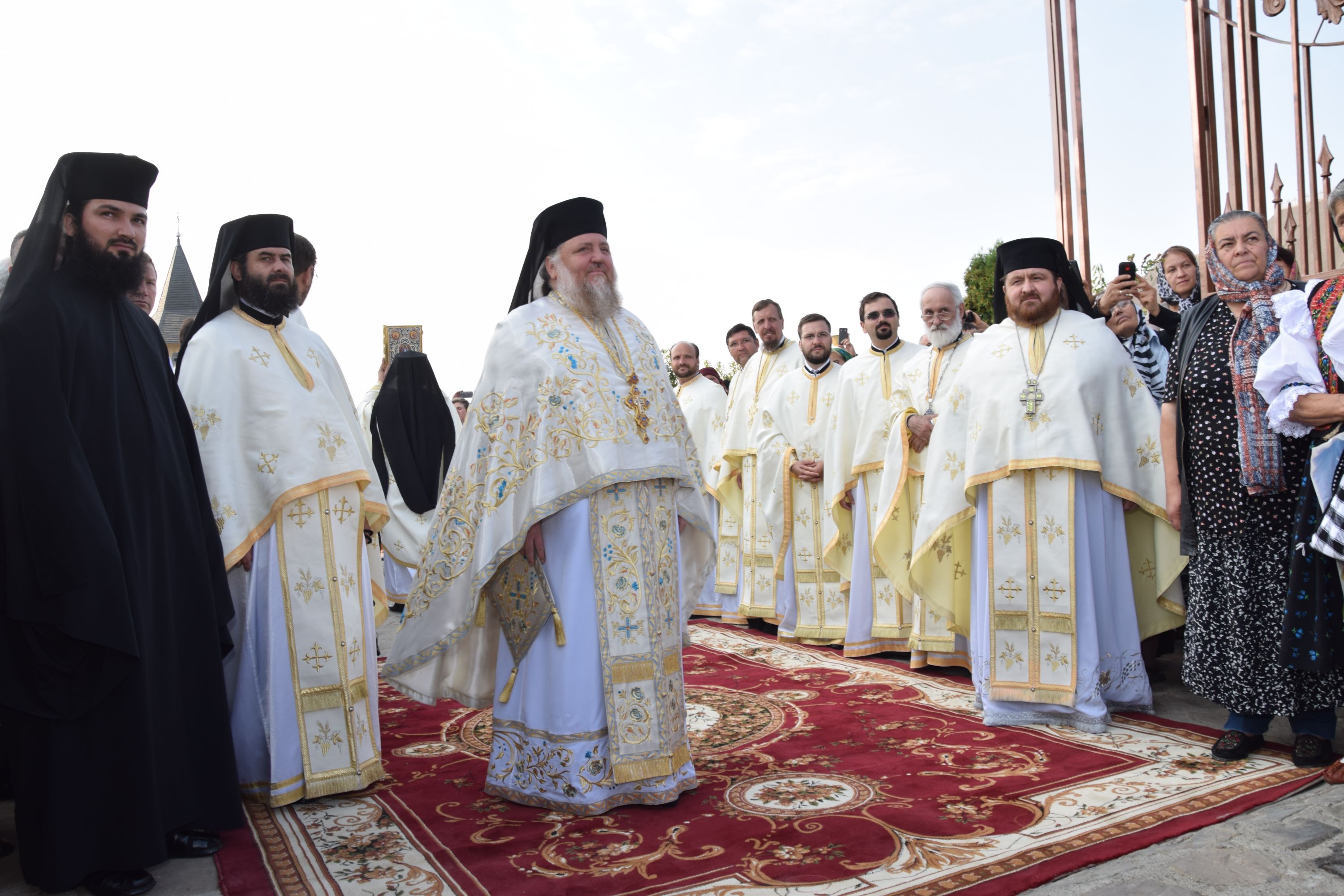 IPS Părinte Teofan, la hramul Mănăstirii Hadâmbu: „Maica Domnului este cinstită prin nașterea de prunci”