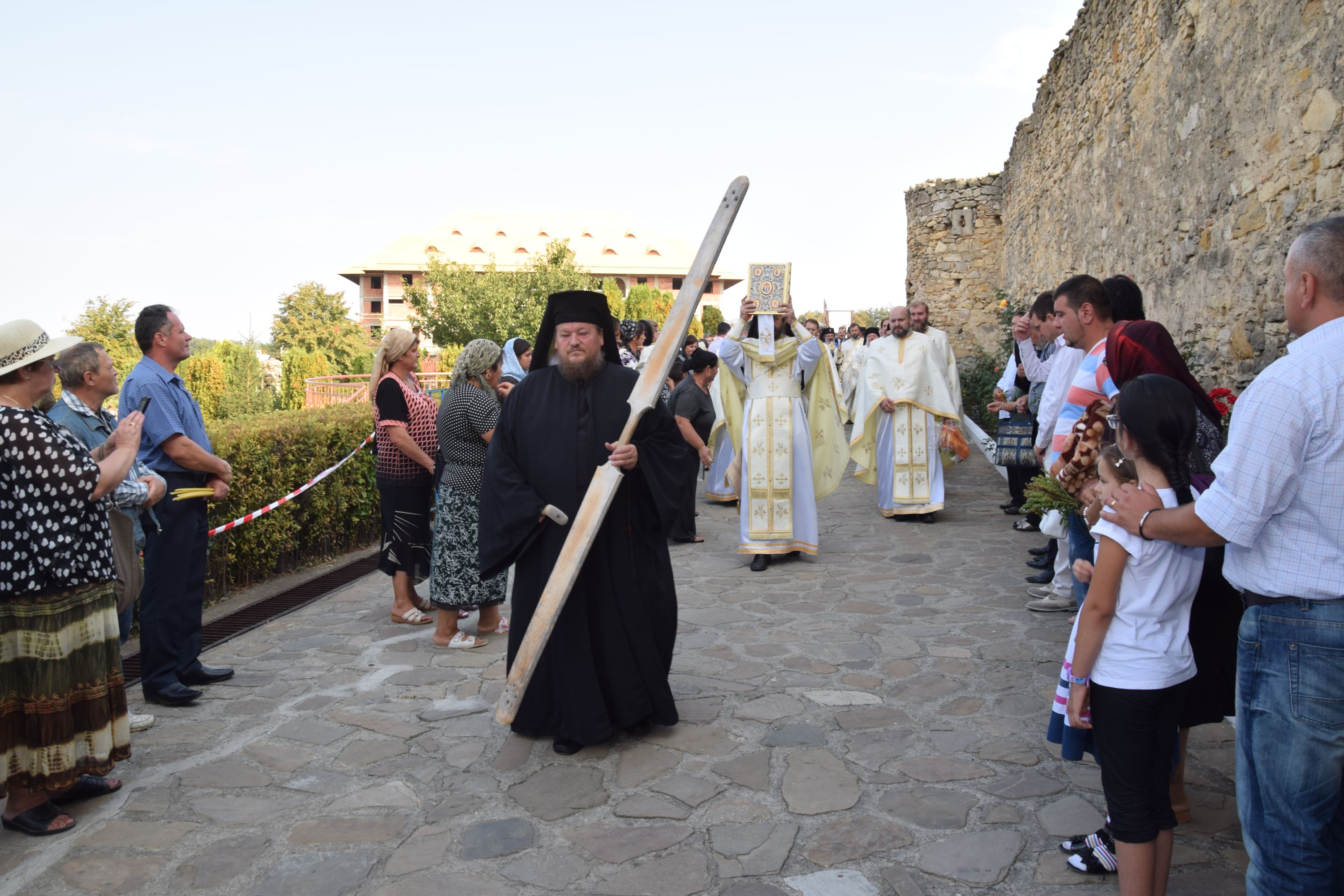 IPS Părinte Teofan, la hramul Mănăstirii Hadâmbu: „Maica Domnului este cinstită prin nașterea de prunci”