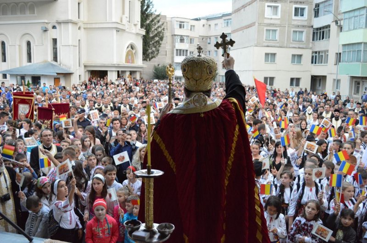 Mâna Sfântului Ierarh Nicolae, spre închinarea credincioşilor moineşteni Mâna Sfântului Ierarh Nicolae, spre închinarea credincioşilor moineşteni