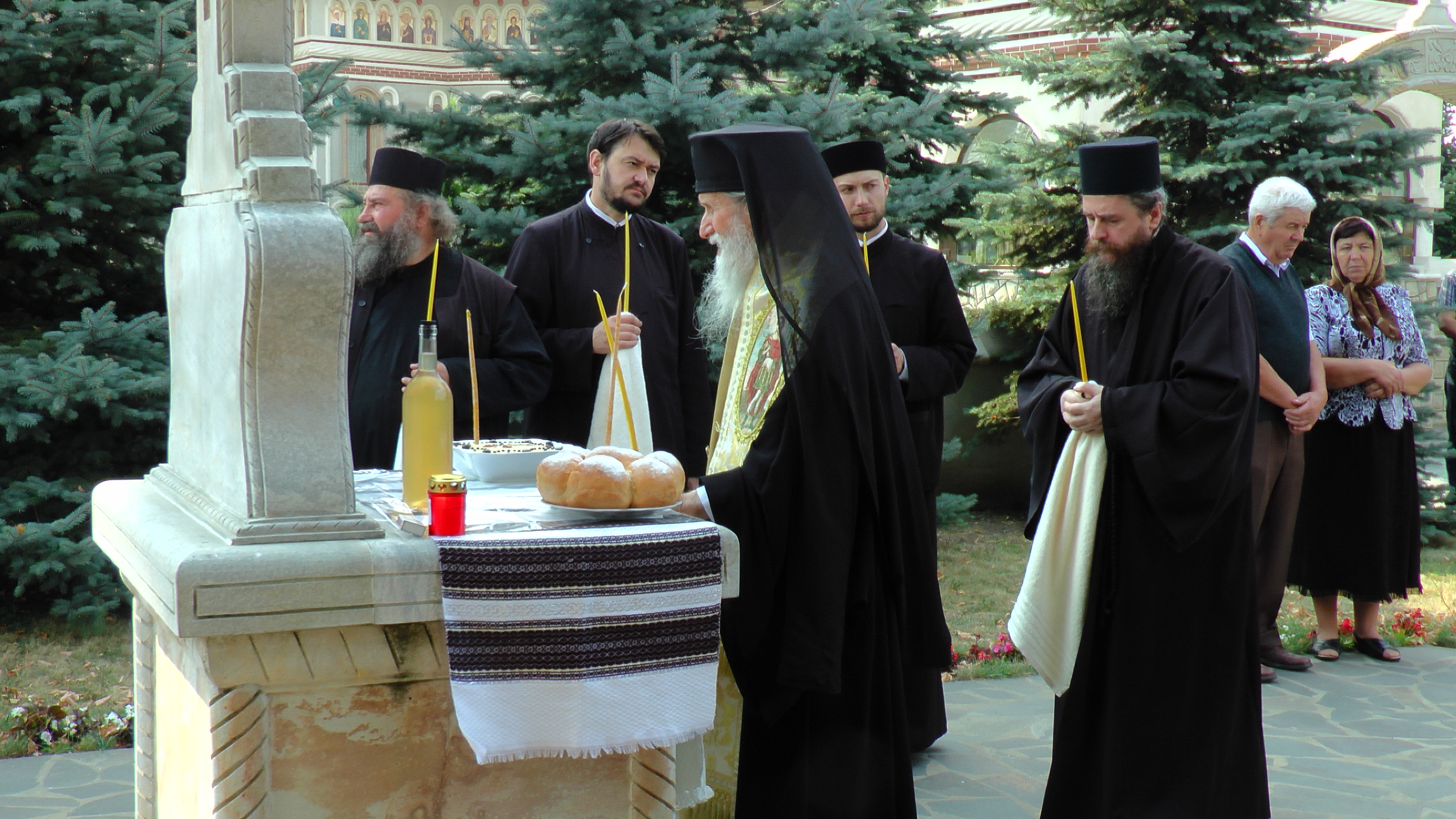 IPS Pimen: „Pentru a putea lua crucea și a-I urma Mântuitorului Hristos trebuie să ne lepădăm de sine”