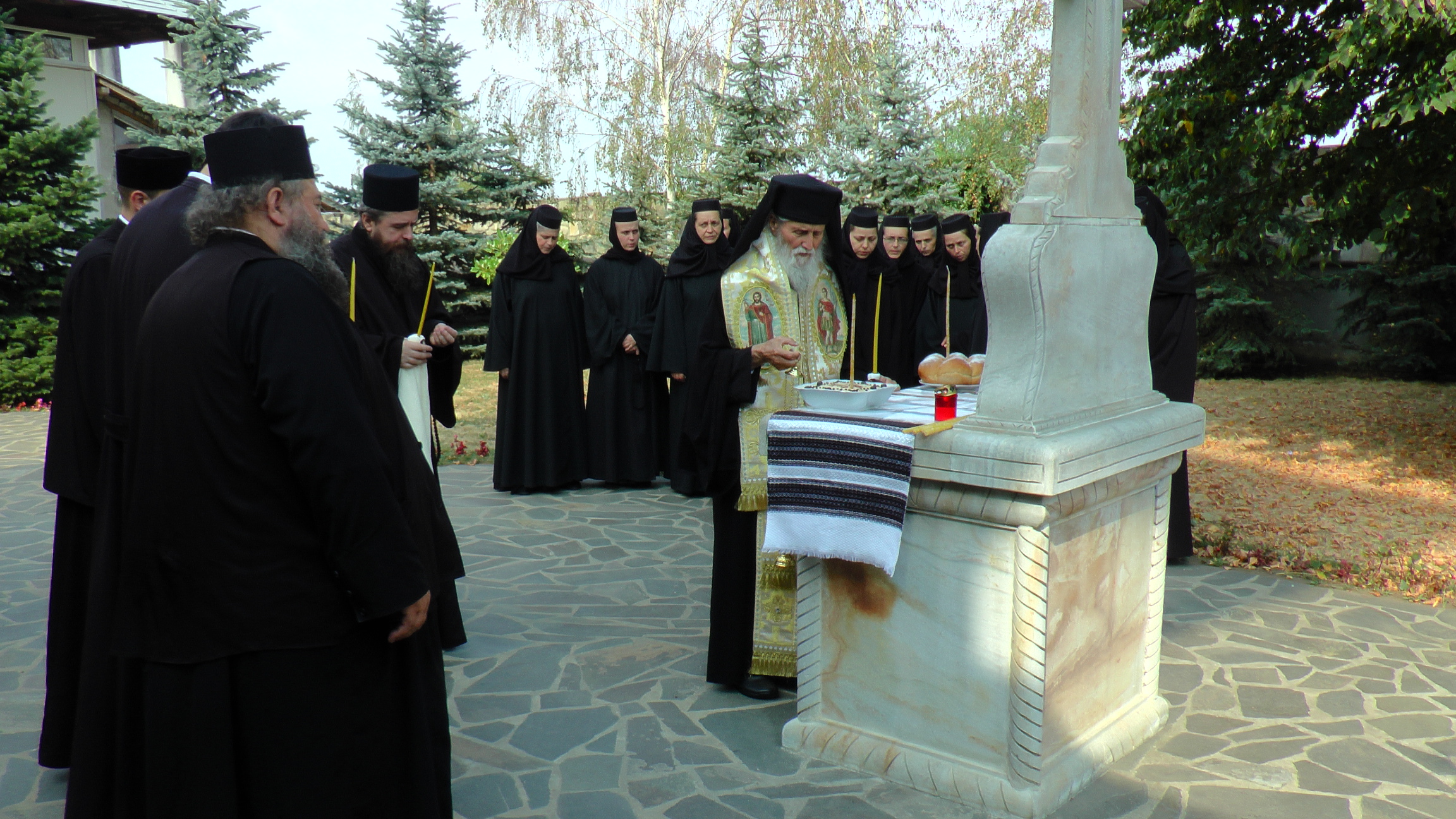 IPS Pimen: „Pentru a putea lua crucea și a-I urma Mântuitorului Hristos trebuie să ne lepădăm de sine”