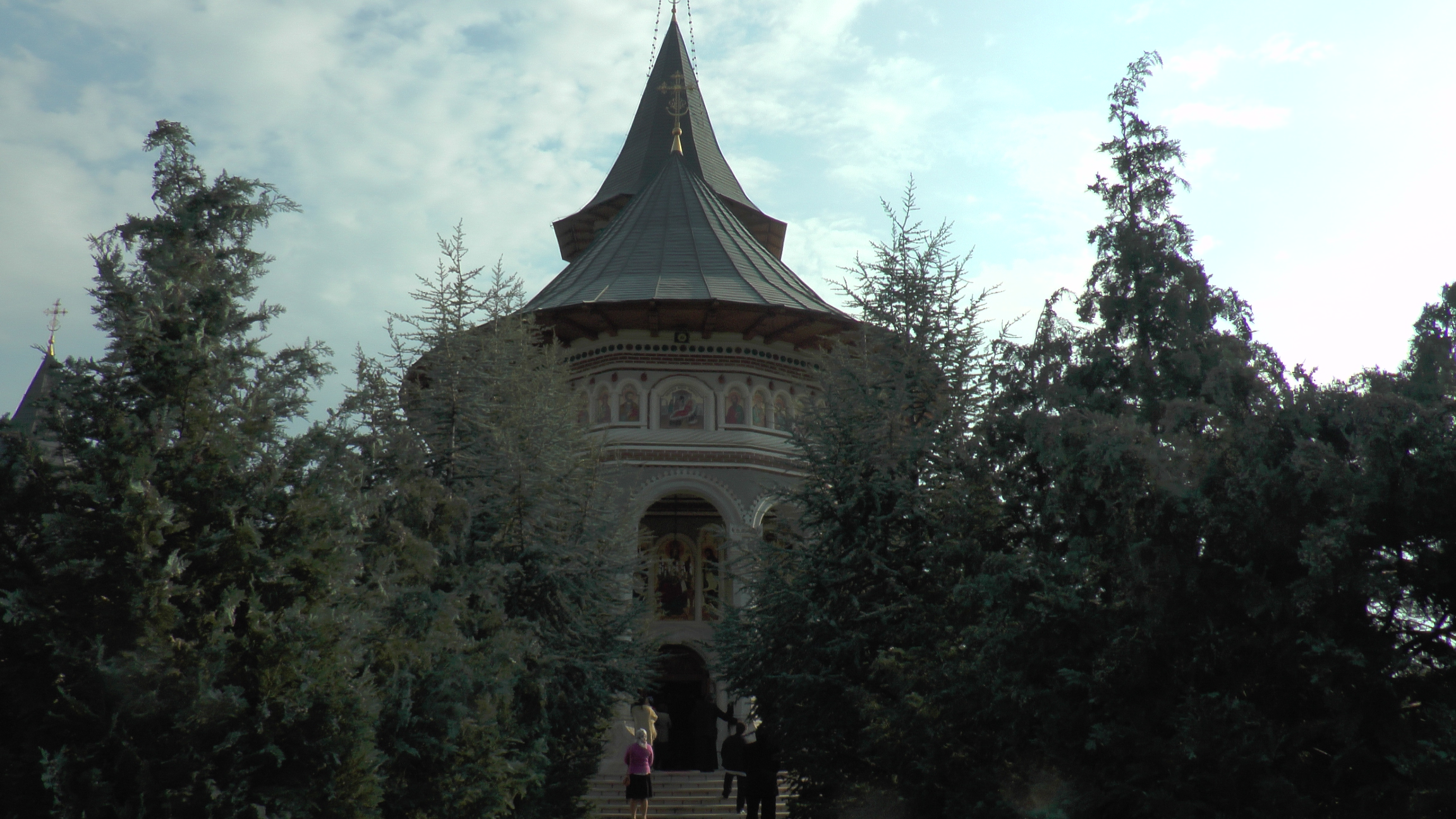 IPS Pimen: „Pentru a putea lua crucea și a-I urma Mântuitorului Hristos trebuie să ne lepădăm de sine”