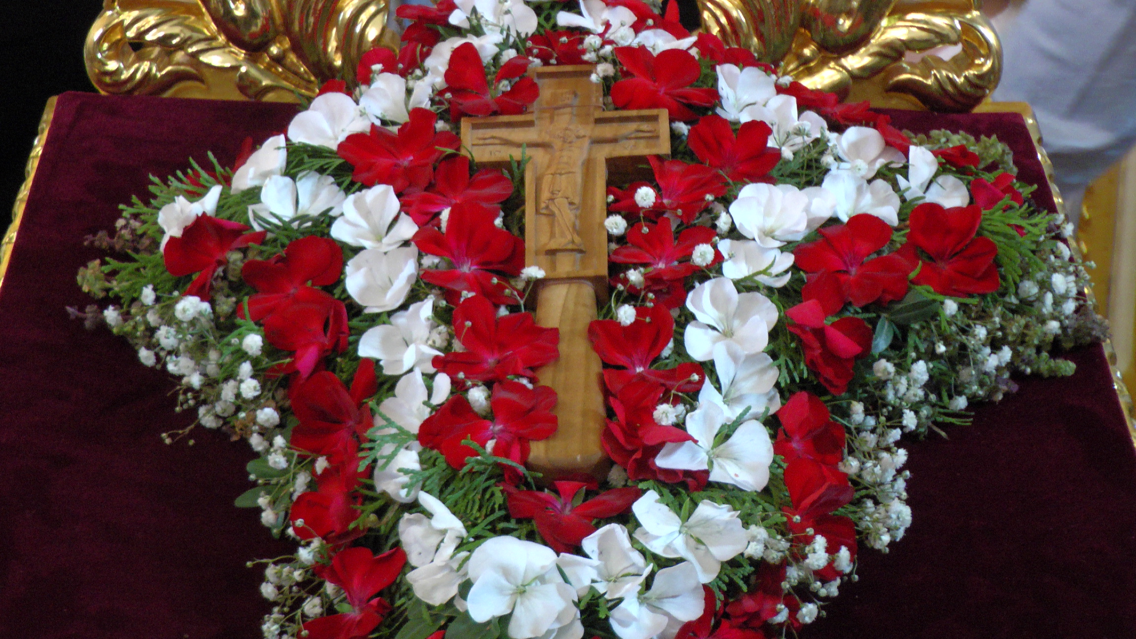 IPS Pimen: „Pentru a putea lua crucea și a-I urma Mântuitorului Hristos trebuie să ne lepădăm de sine”