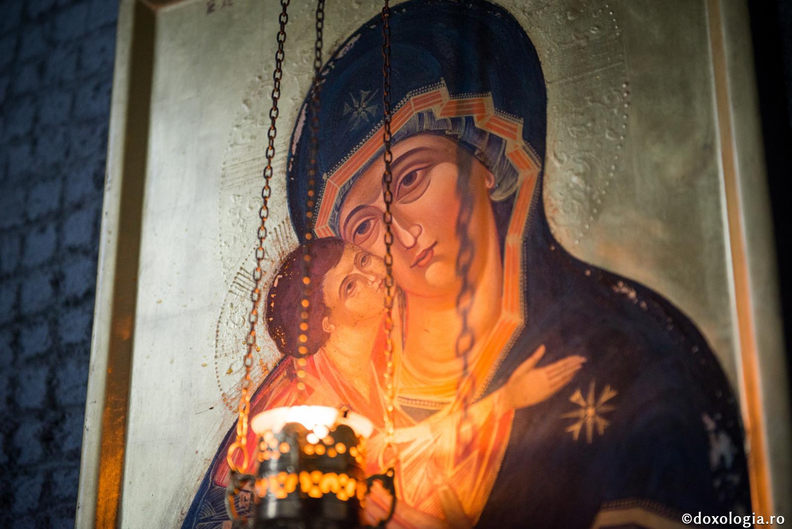 Iubirea Maicii Domnului este un dar pentru fiecare dintre noi / Foto: Oana Nechifor icoana Maicii Domnului cu candelă aprinsă