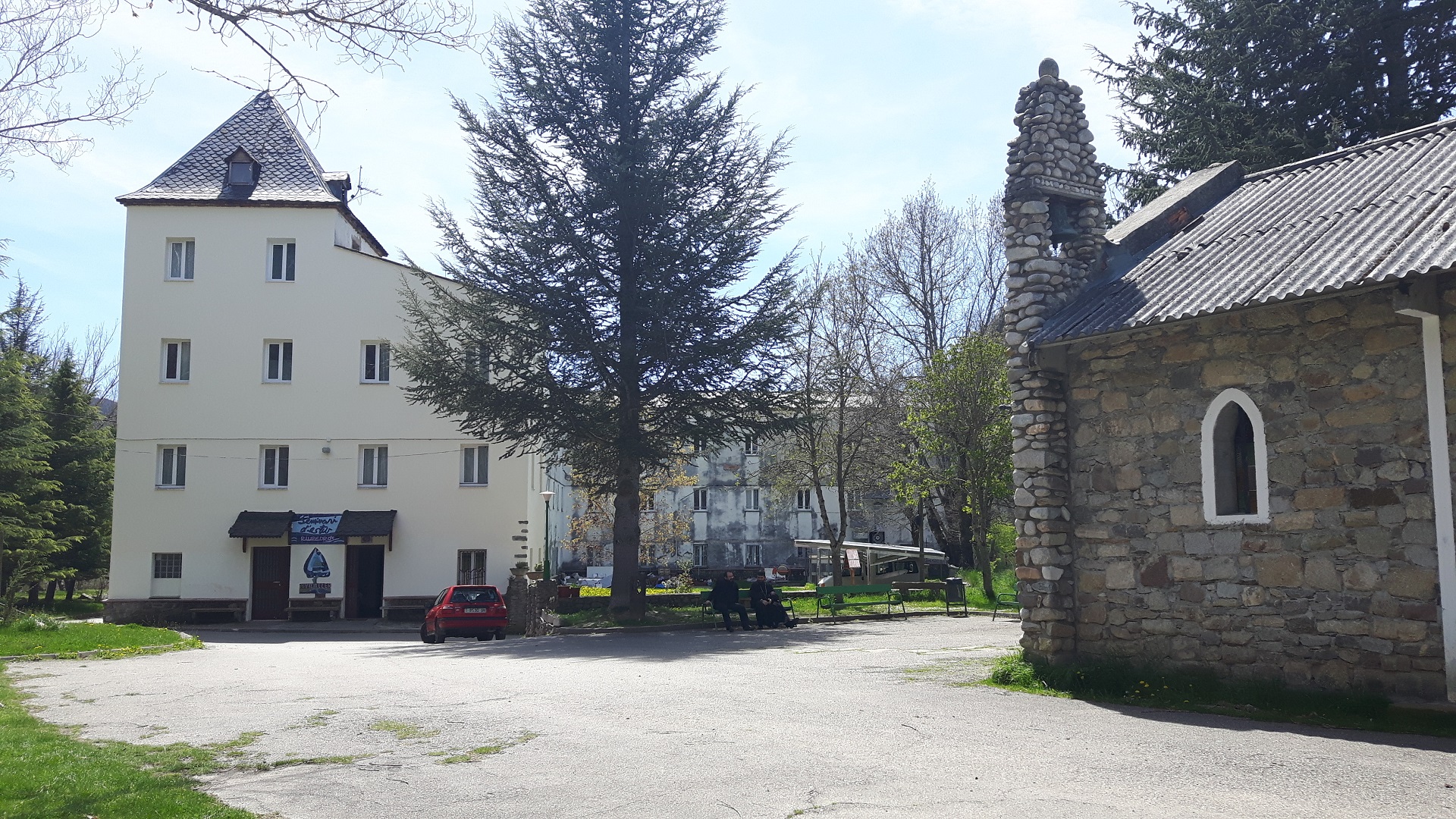 Cine ne va despărţi pe noi?