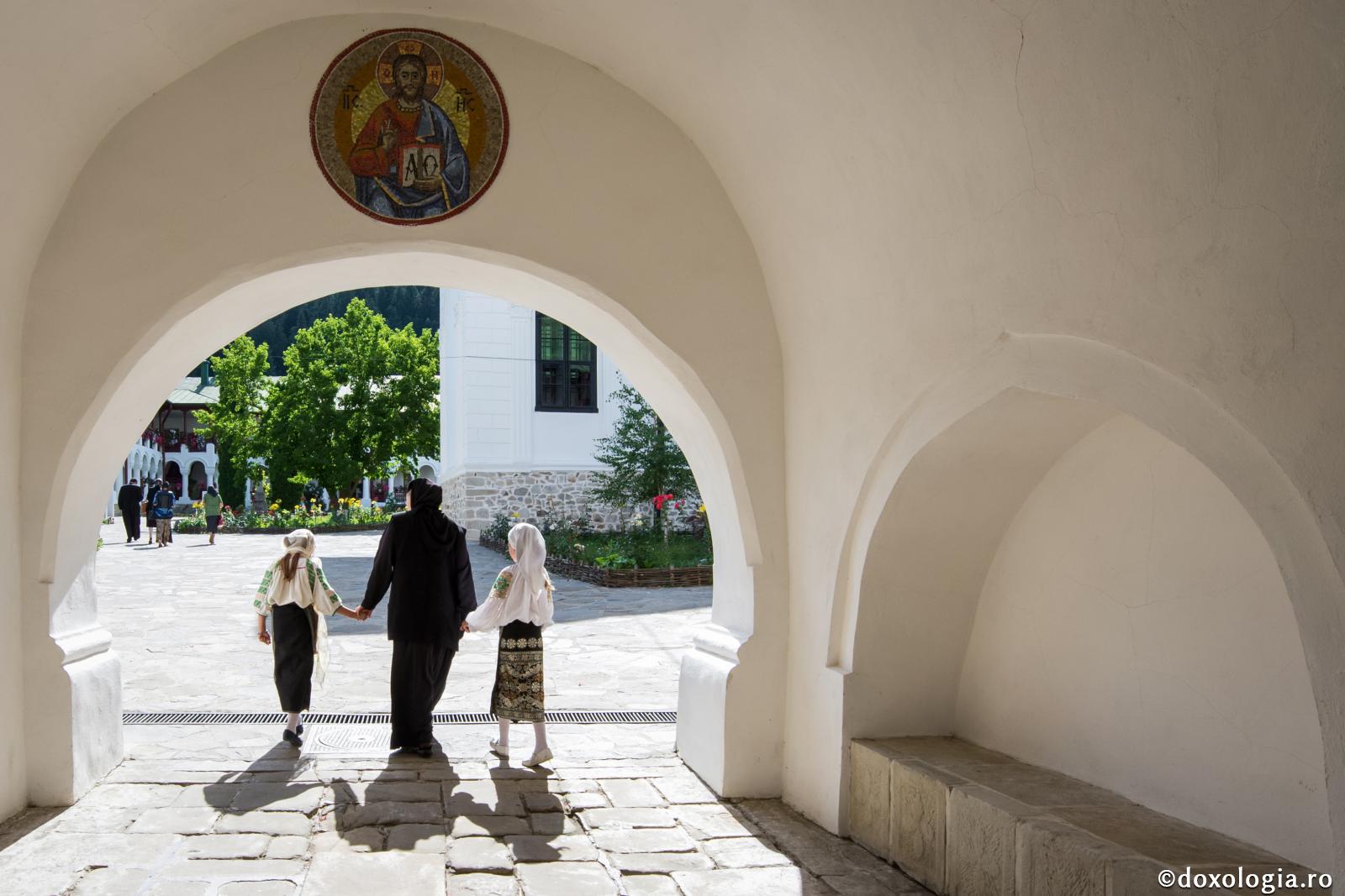 maică de mână cu două fete