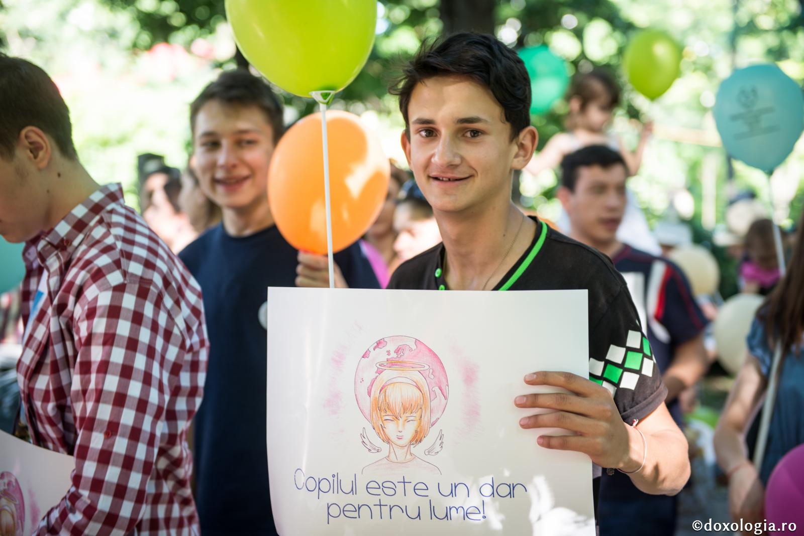 Părinții ar trebui să fie prieteni cu autoritate pentru copiii lor adolescenți și nu conducători autoritari / Foto: Pr. Silviu Cluci tânăr cu pancartă în mână