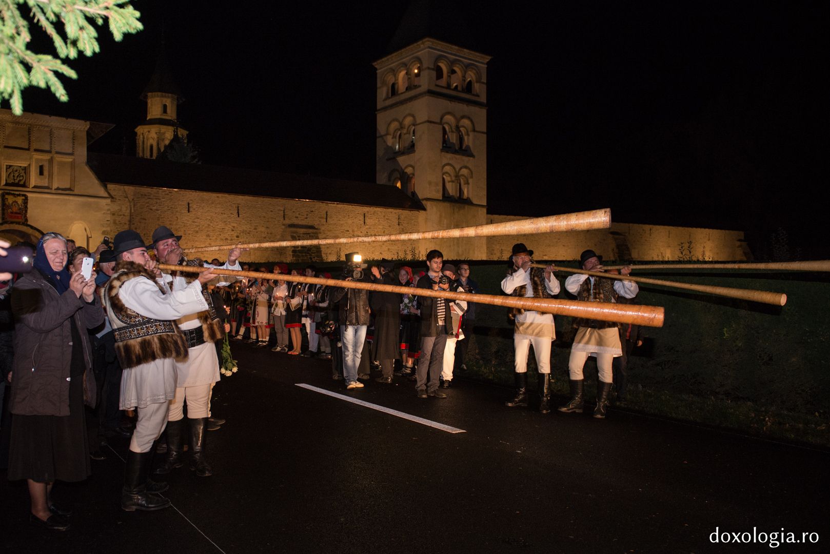 Întâmpinarea Patriarhului Ioan al X-lea la Mănăstirea Putna (GALERIE FOTO)