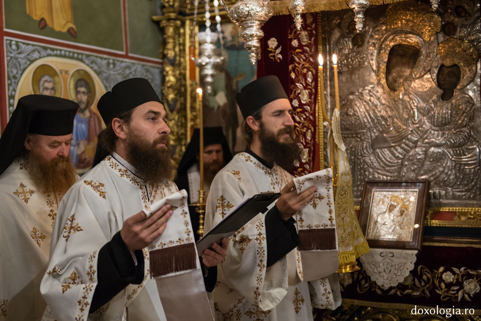 Întâmpinarea Patriarhului Ioan al X-lea la Mănăstirea Putna (GALERIE FOTO)