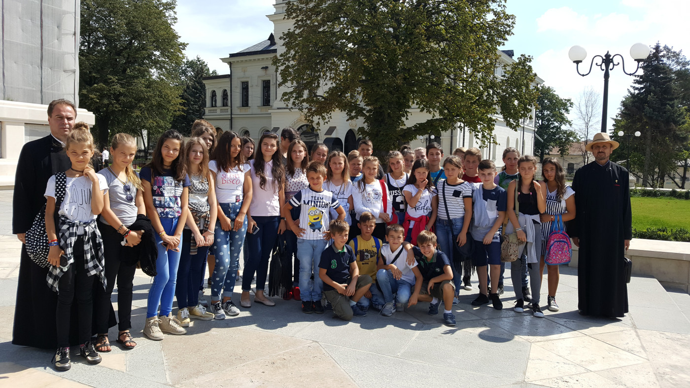 Tinerii merituoşi din Sascut, în pelerinaj la Roman şi Iaşi