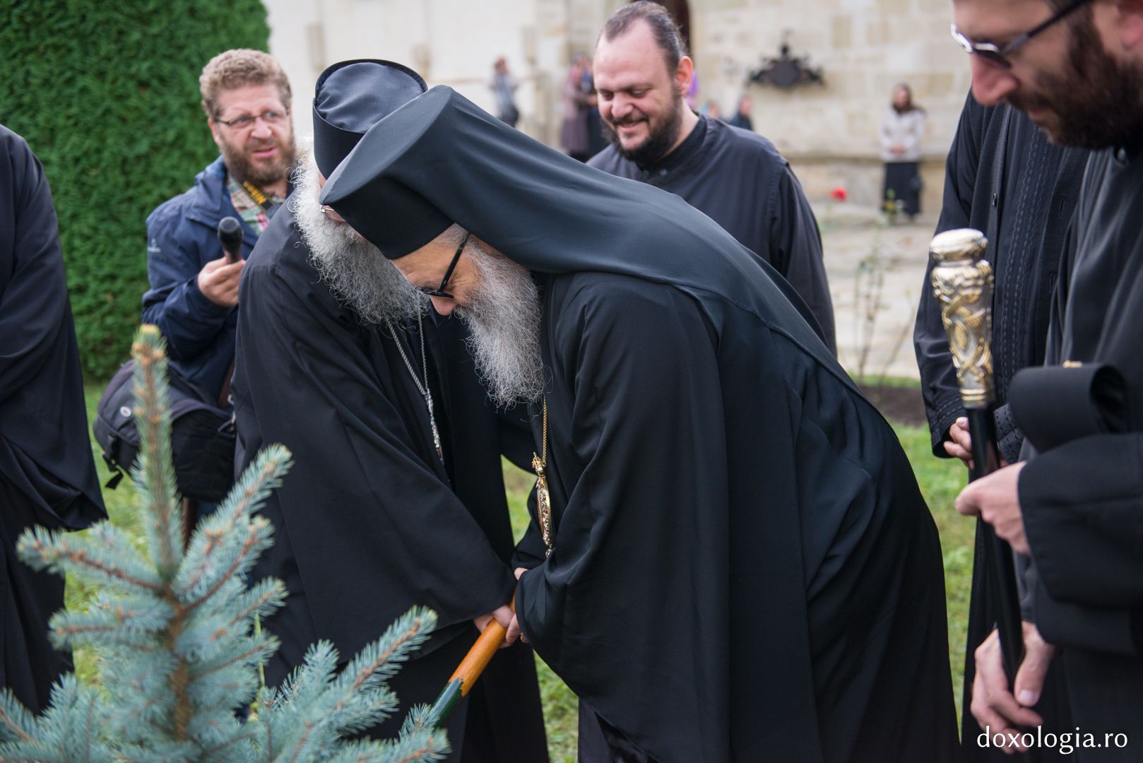 Tradiție la Mănăstirea Putna: Patriarhul Antiohiei a plantat un brad