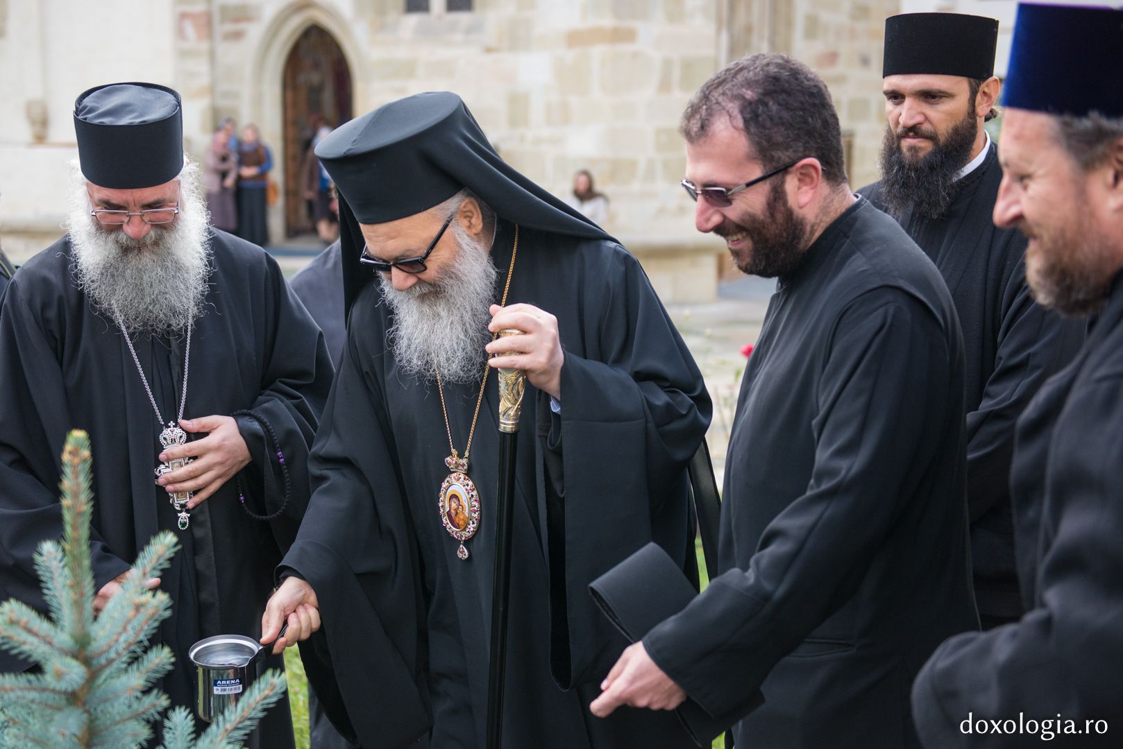 Tradiție la Mănăstirea Putna: Patriarhul Antiohiei a plantat un brad