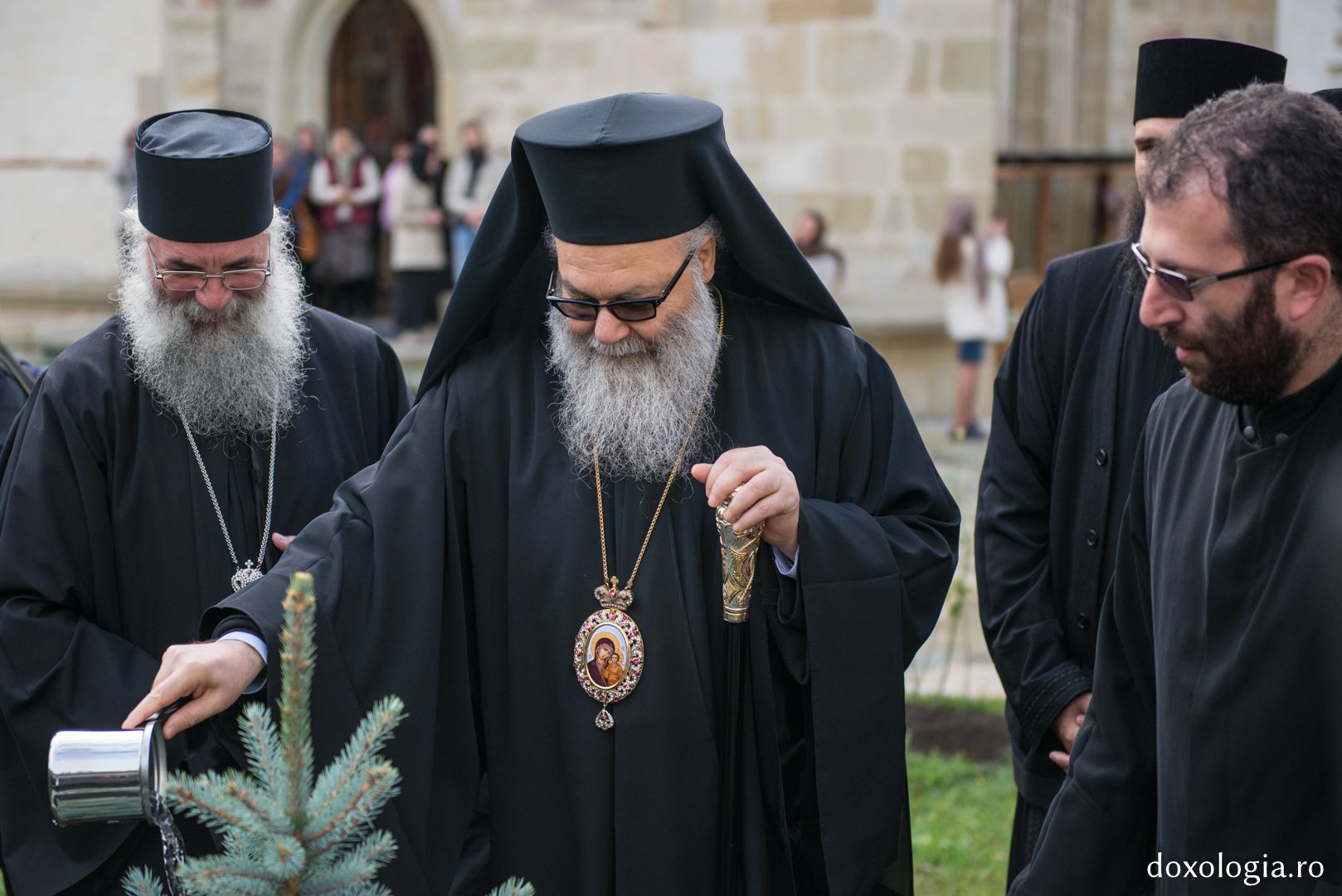 Tradiție la Mănăstirea Putna: Patriarhul Antiohiei a plantat un brad