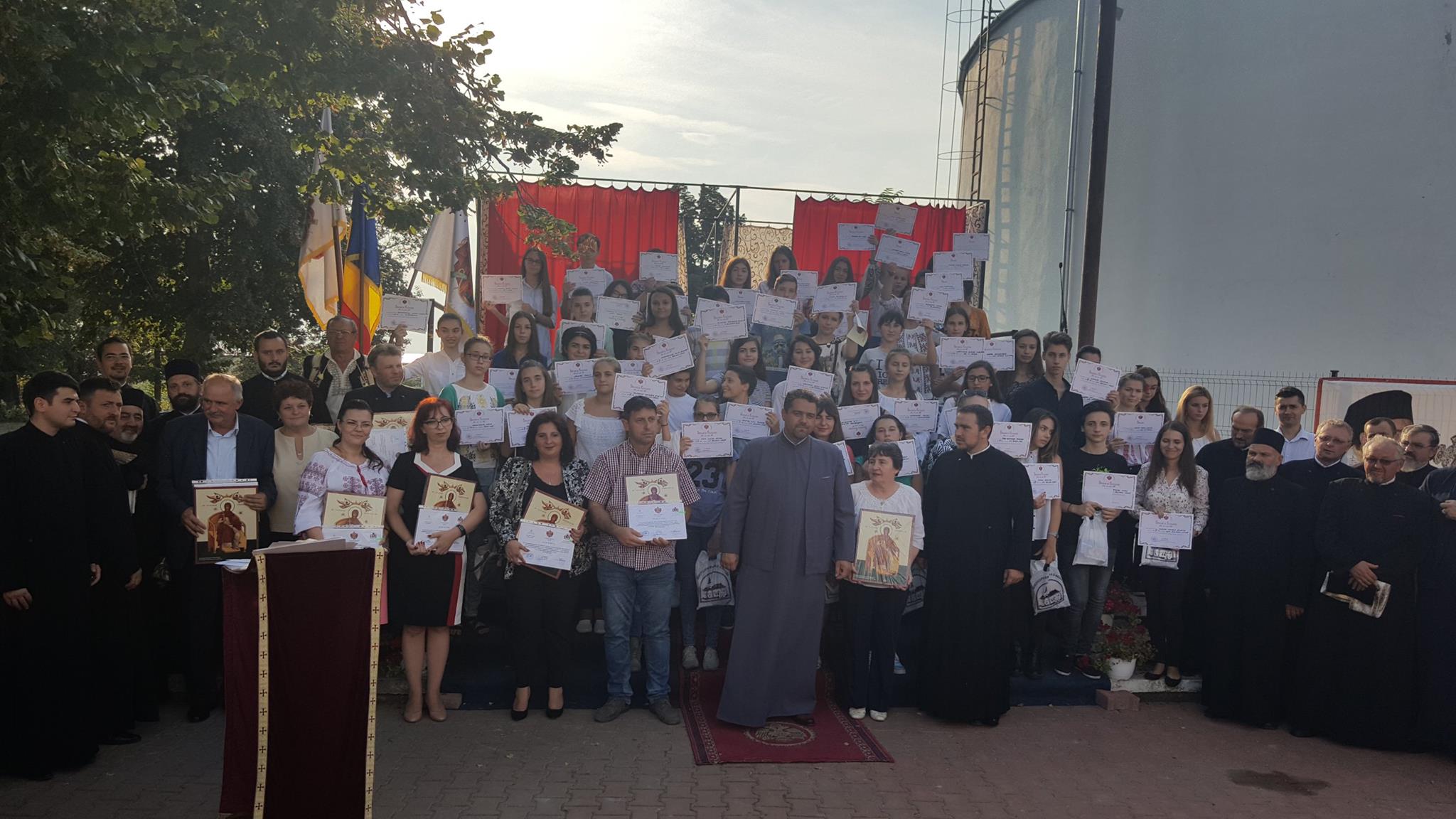 Premii şi binecuvântare pentru elevii romaşcani Premii şi binecuvântare pentru elevii romaşcani