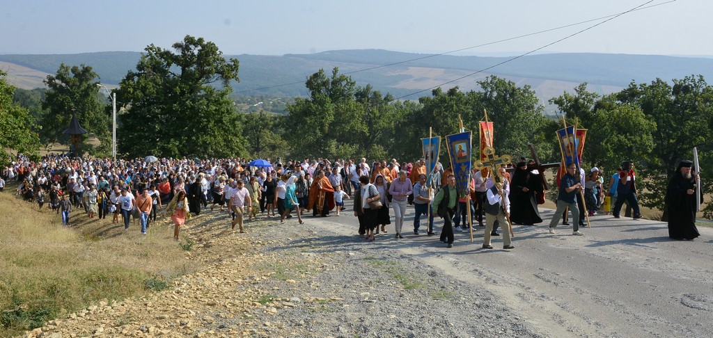 Rugăciune şi jertfă pe „Drumul Crucii“, la Hadâmbu