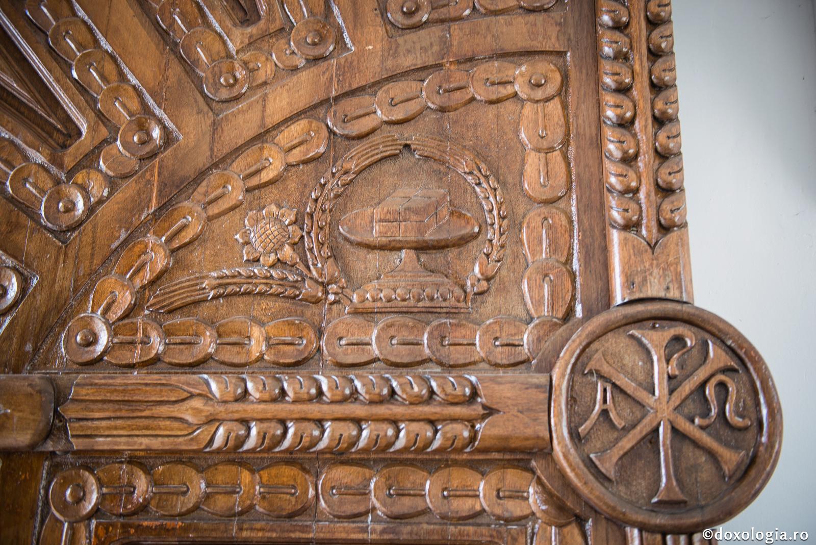 ușă din lemn sculptată