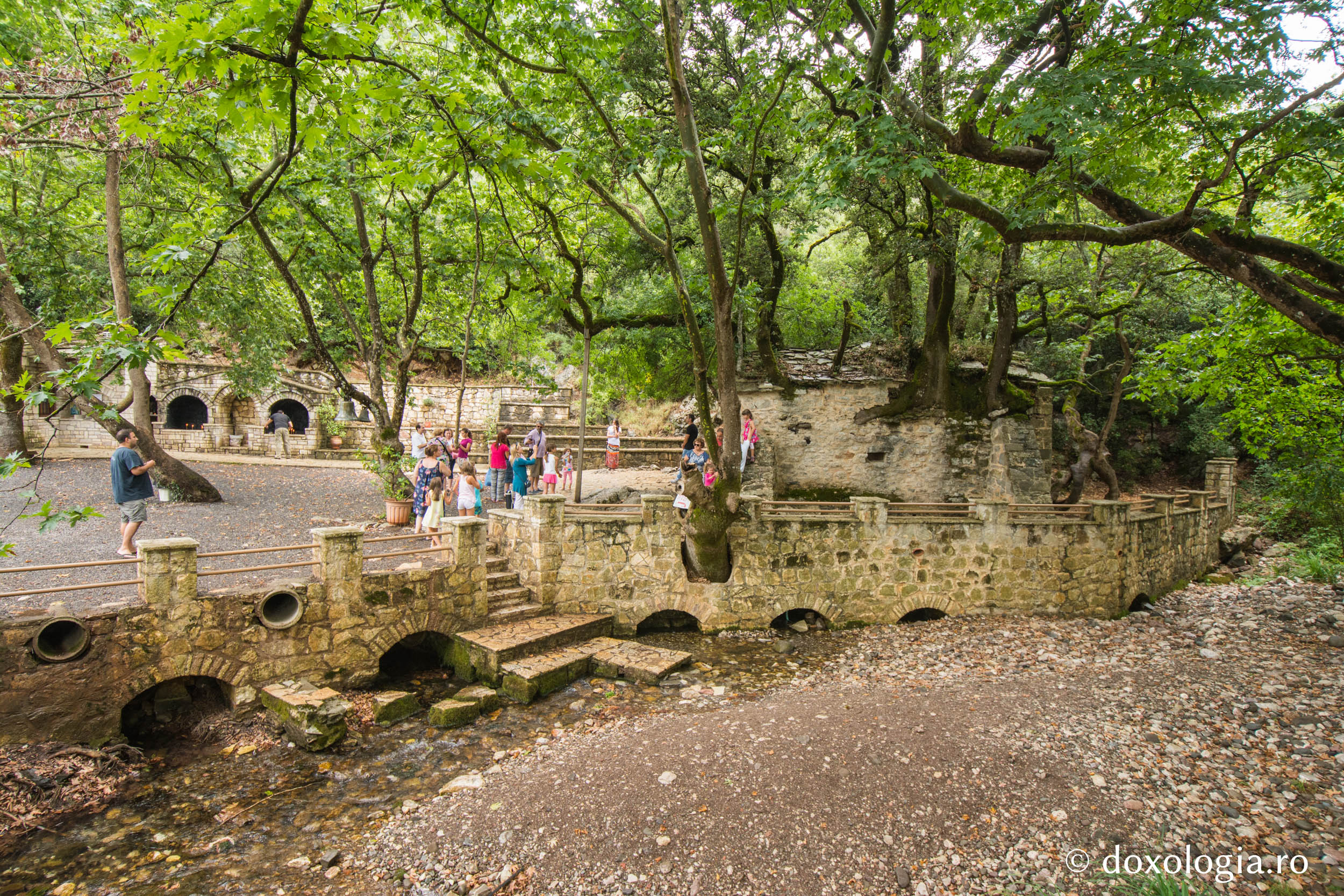 Locul de închinare al Sfintei Teodora din Vasta / Foto: Pr. Silviu Cluci Biserica Sfintei Teodora din Vasta