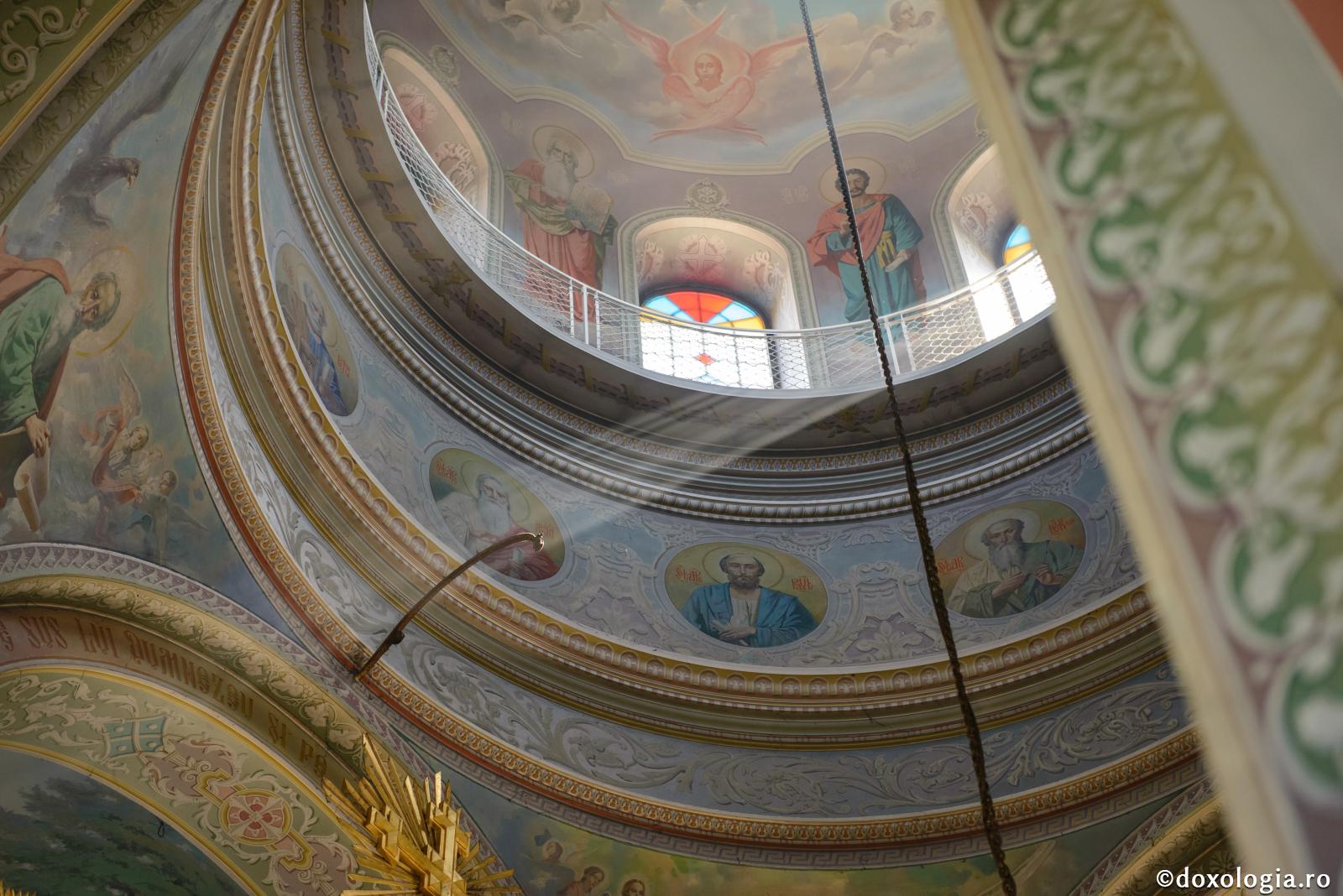 Monahul Marcu Dumitrescu – despre luminarea venită de la Dumnezeu / Foto: Oana Nechifor raze de lumină în biserică
