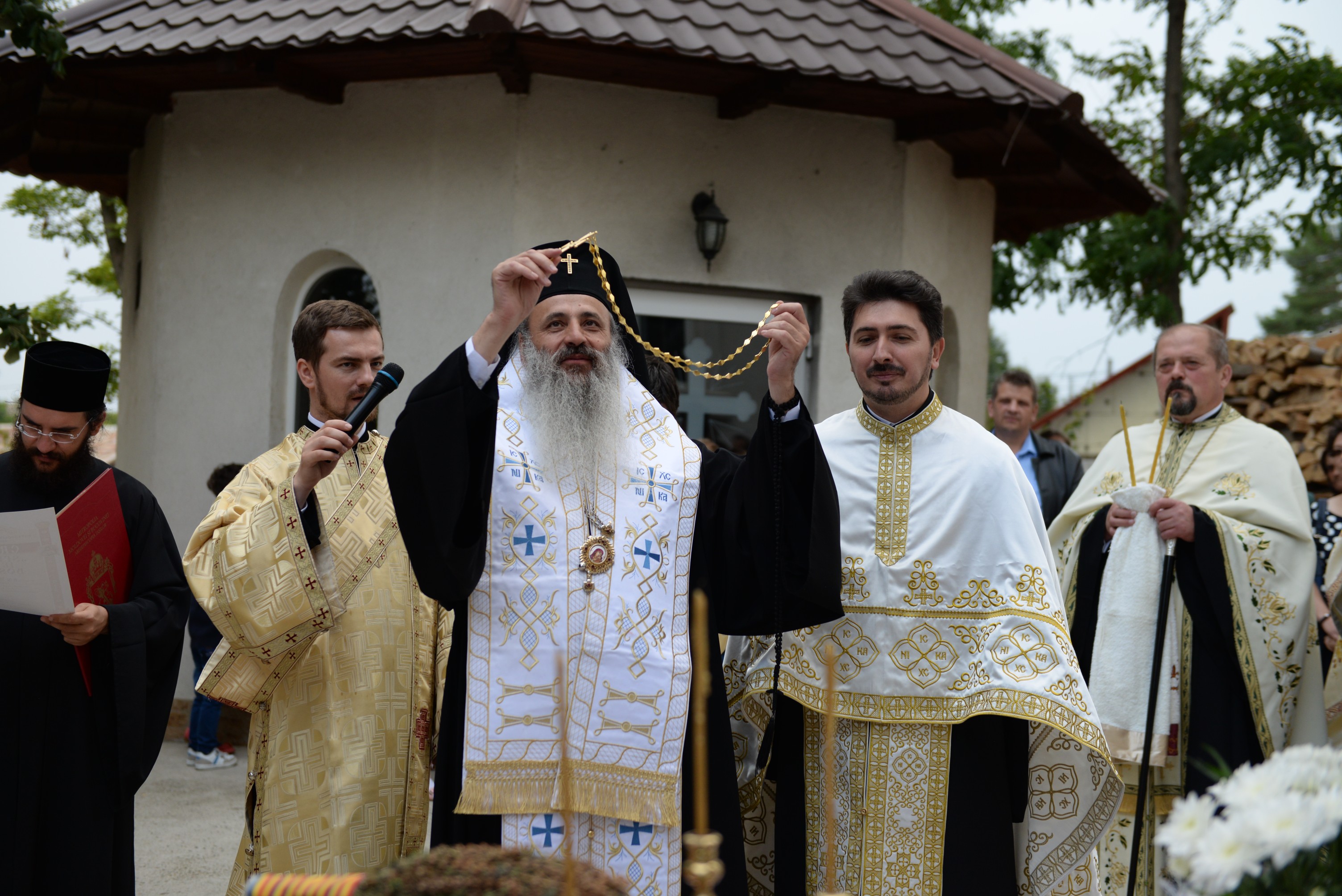 Sfințirea complexului social al Parohiei „Sfântul M. Mucenic Gheorghe“ din Săveni