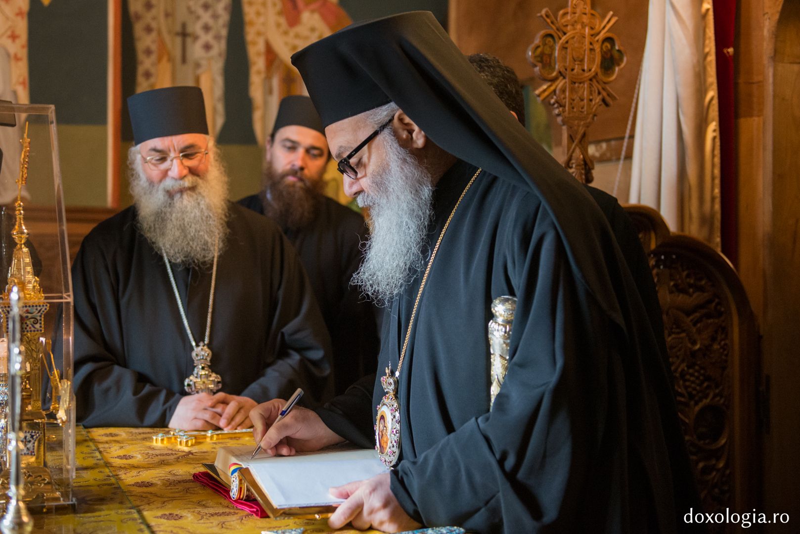 În cadrul vizitei la Mănăstirea Putna, Patriarhul Antiohiei a sfințit racla Sfântului Ierarh Iacob Putneanul