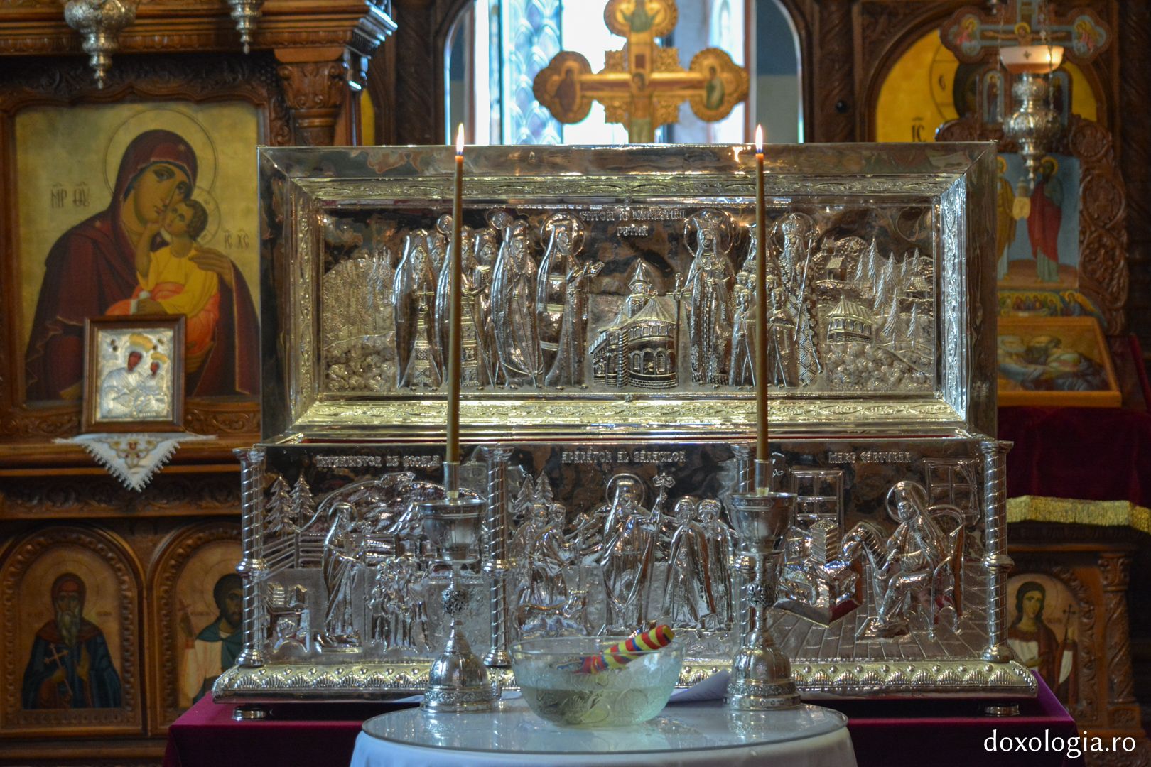 În cadrul vizitei la Mănăstirea Putna, Patriarhul Antiohiei a sfințit racla Sfântului Ierarh Iacob Putneanul