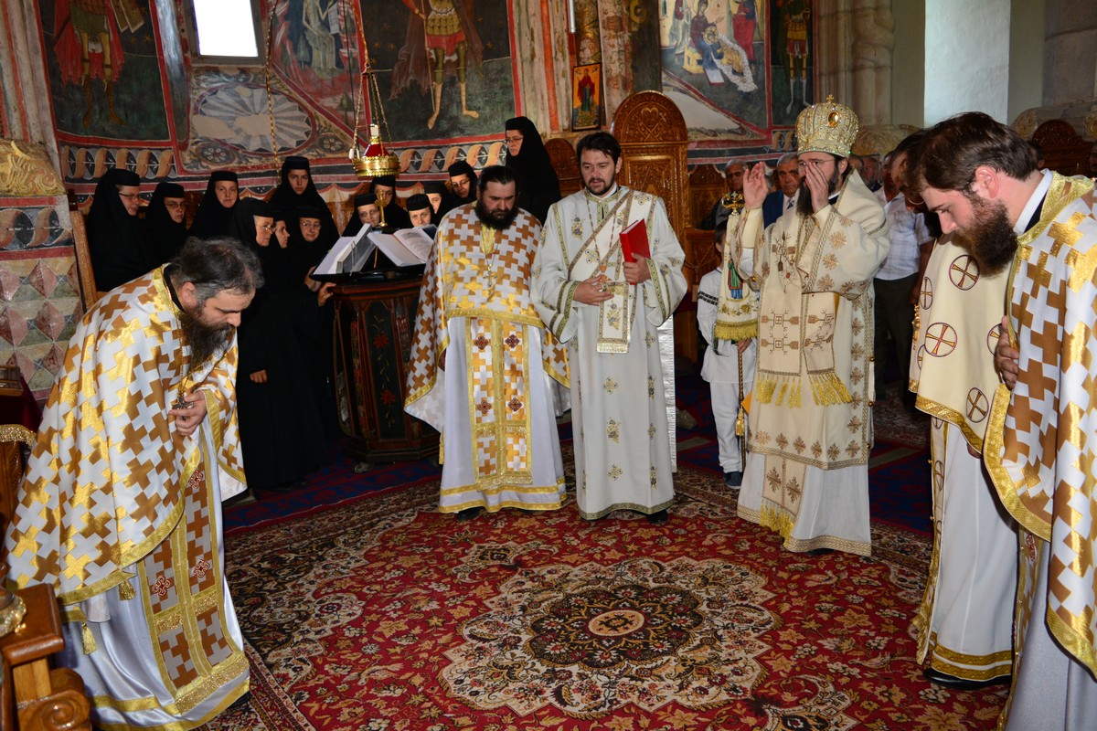 Slujbă arhierească la Mănăstirea Dragomirna Slujbă arhierească la Mănăstirea Dragomirna
