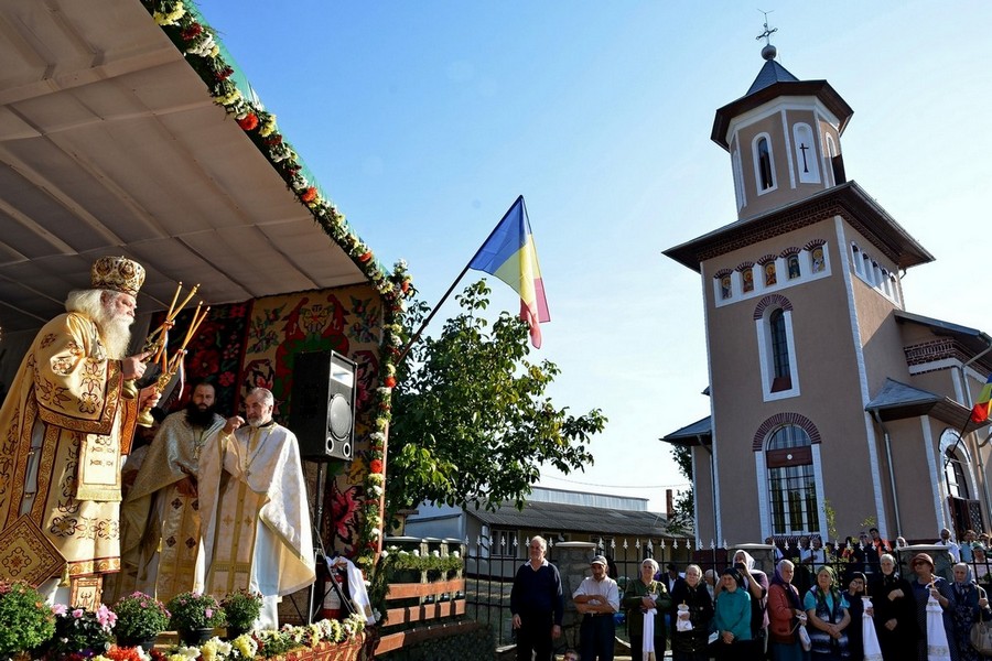 Zi de aleasă bucurie la resfinţirea bisericii din Vlădeni
