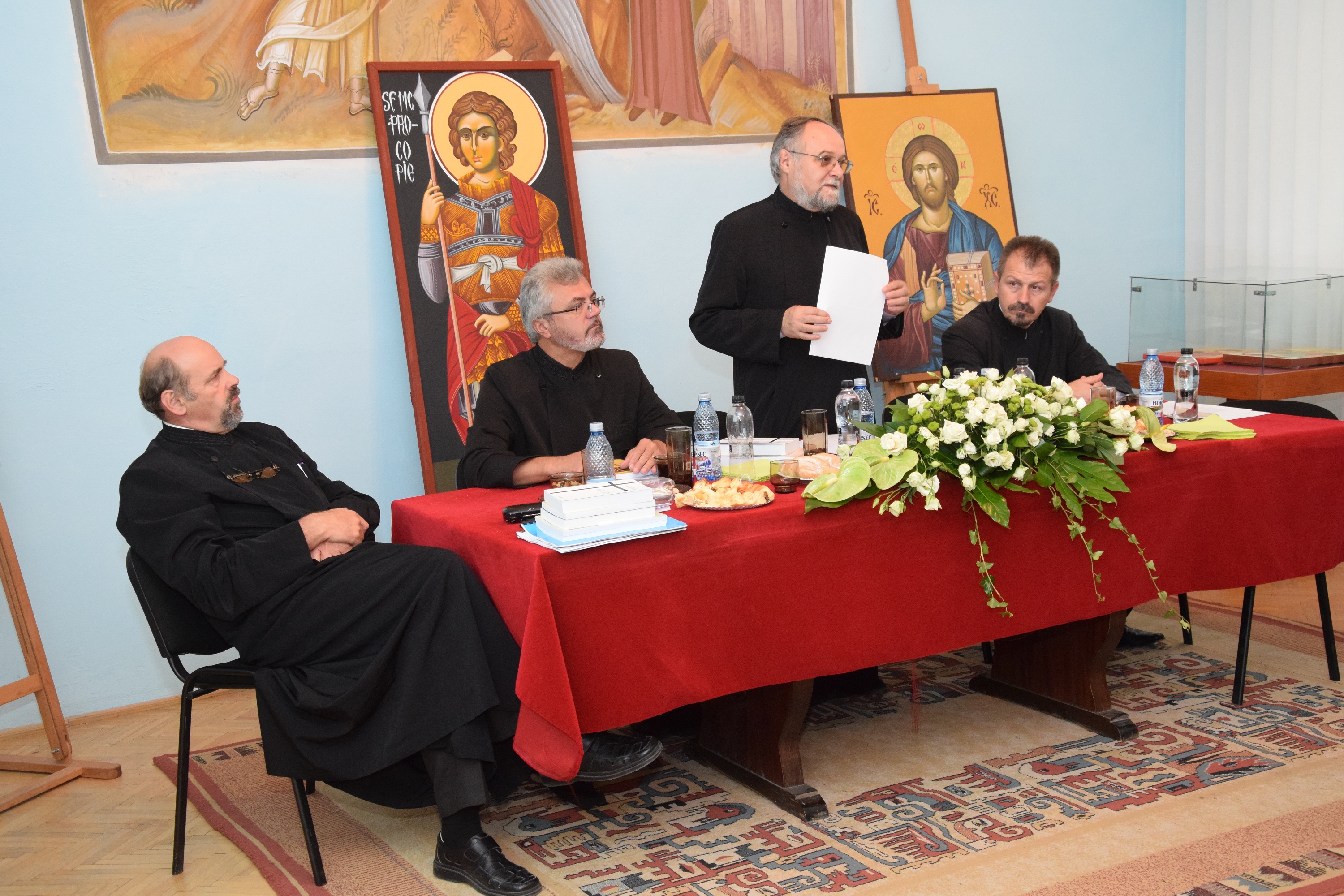 Părintele Cristian Dăscălescu şi Valentin Ţoc, doctori ai Facultăţii de Teologie Ortodoxă „Dumitru Stăniloae“ din Iaşi