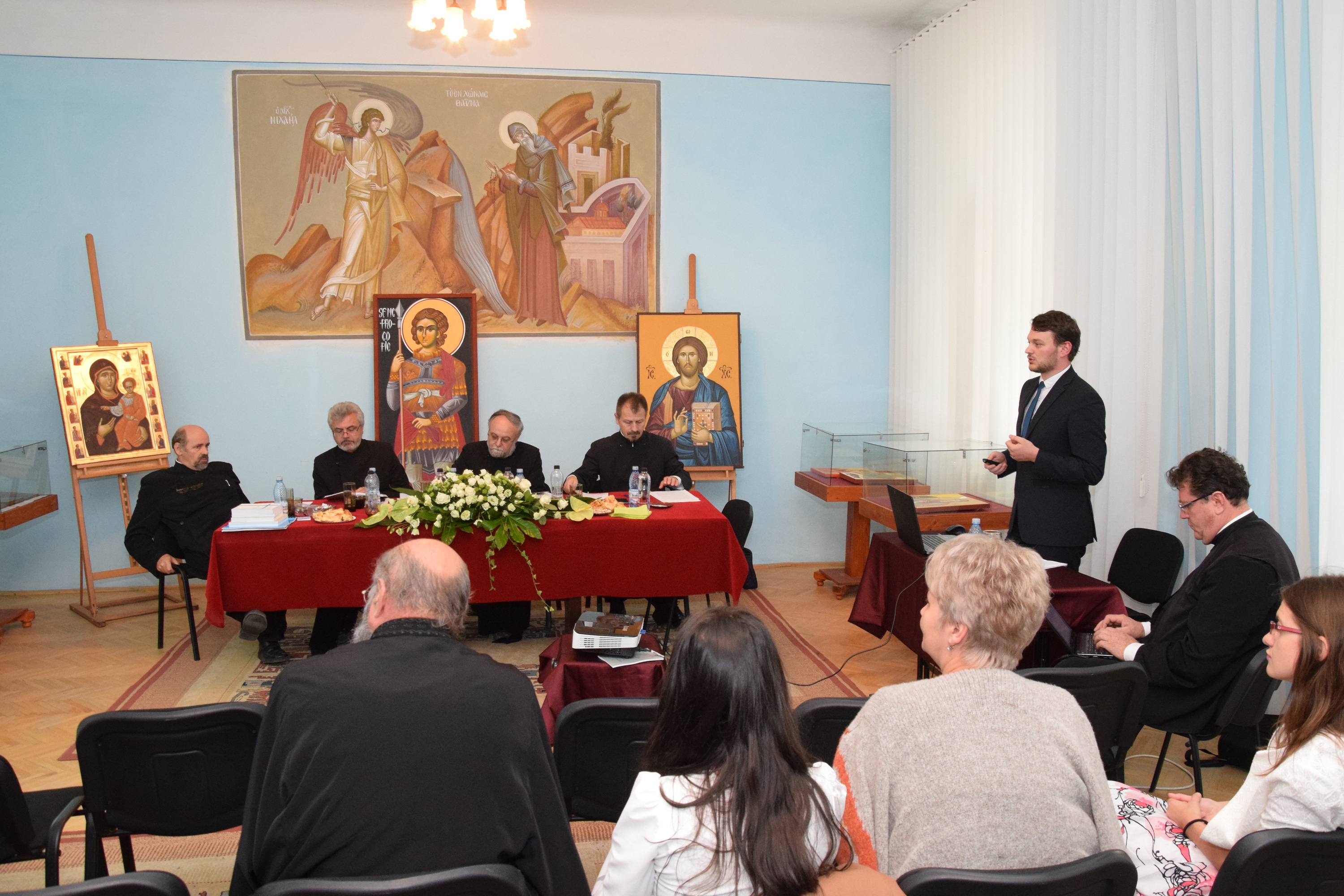 Părintele Cristian Dăscălescu şi Valentin Ţoc, doctori ai Facultăţii de Teologie Ortodoxă „Dumitru Stăniloae“ din Iaşi