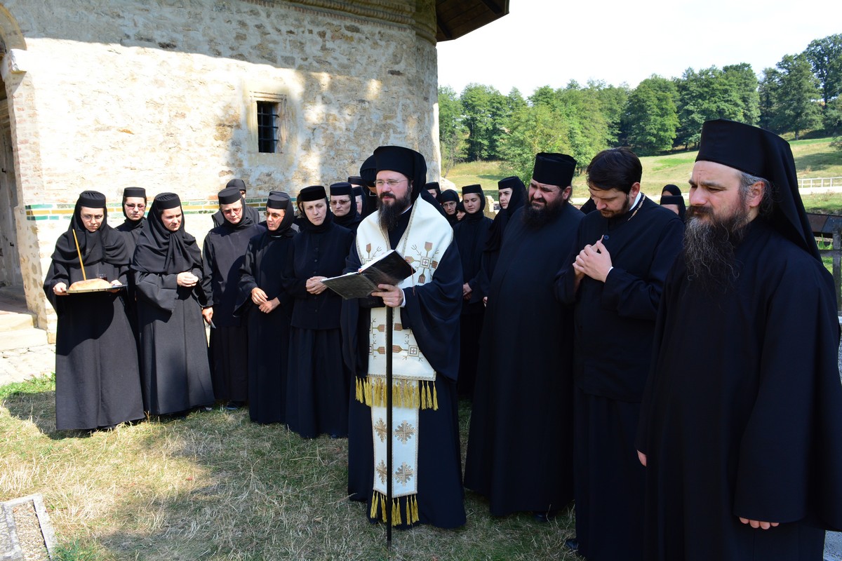 Slujbă arhierească la Mănăstirea Dragomirna