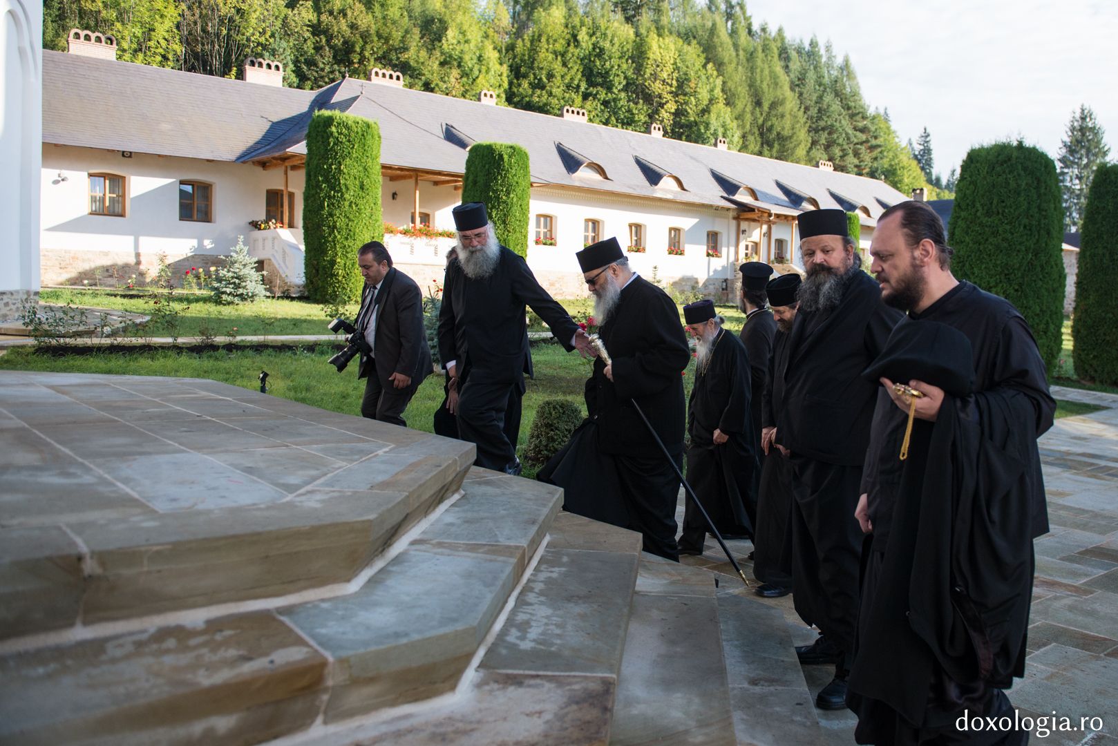 În cadrul vizitei la Mănăstirea Putna, Patriarhul Antiohiei a sfințit racla Sfântului Ierarh Iacob Putneanul