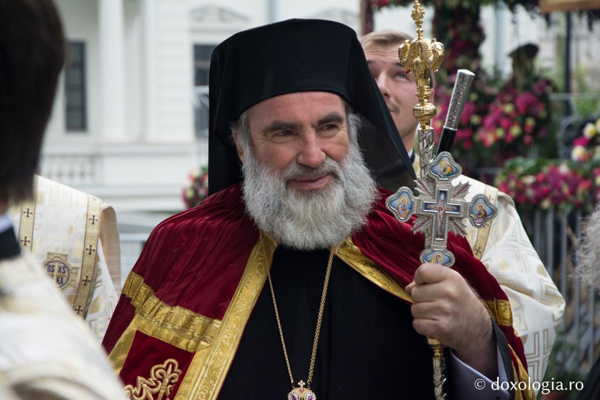 Pelerini din Arhiepiscopia Romanului şi Bacăului, la racla Sfintei Parascheva