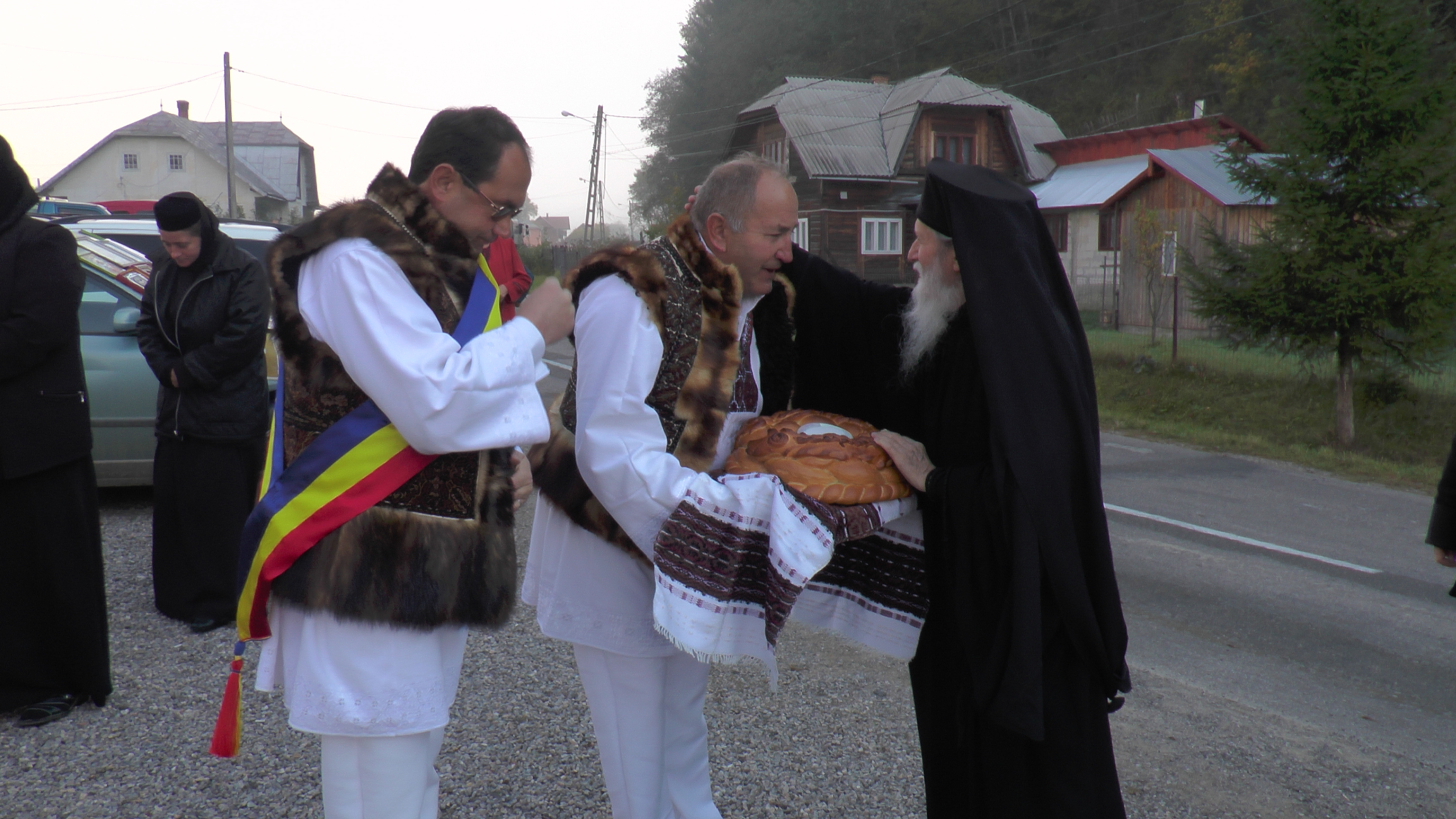 Liturghii arhiereşti la Mănăstirea Groşi şi Parohia Botuş