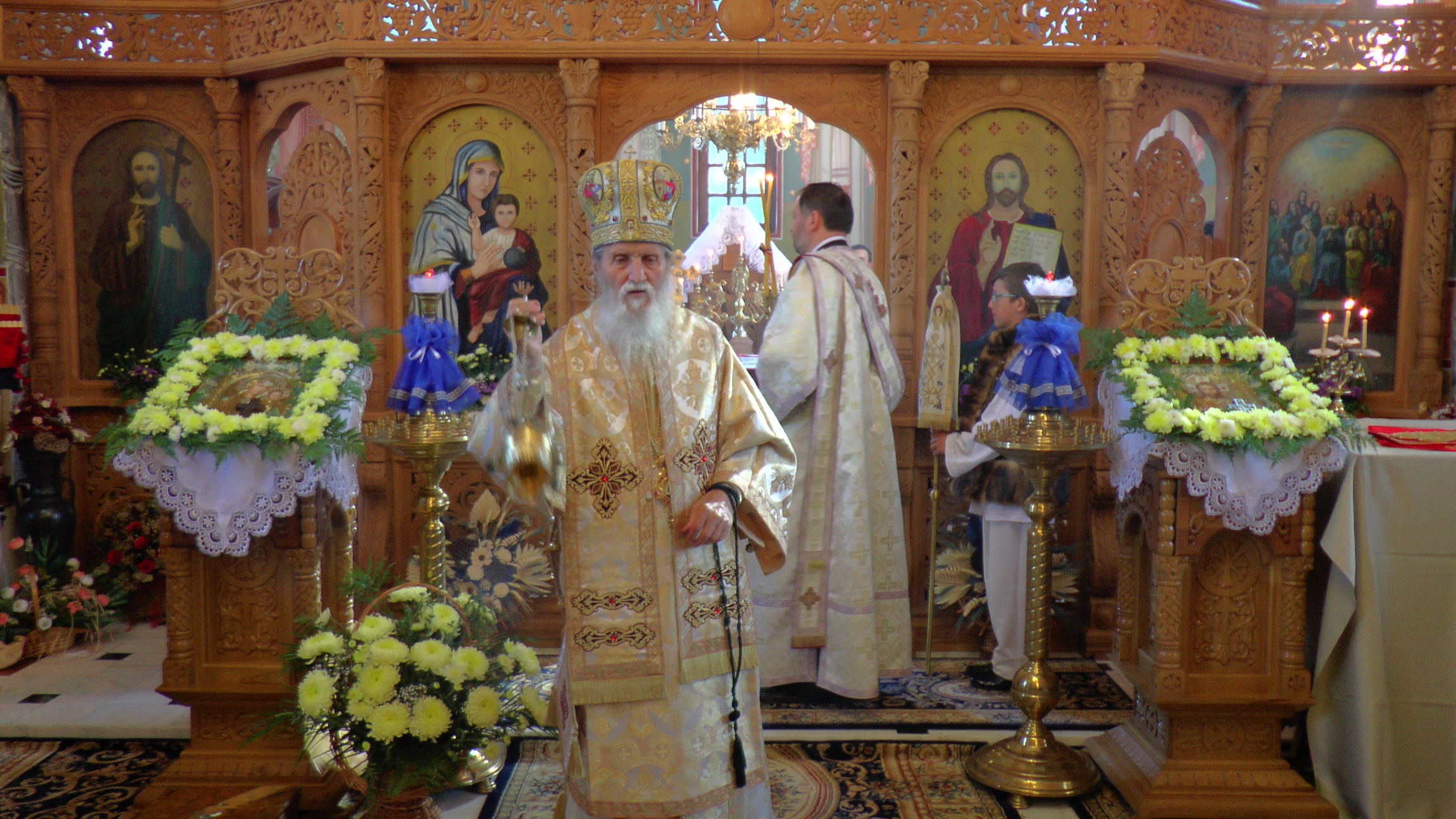 Liturghii arhiereşti la Mănăstirea Groşi şi Parohia Botuş