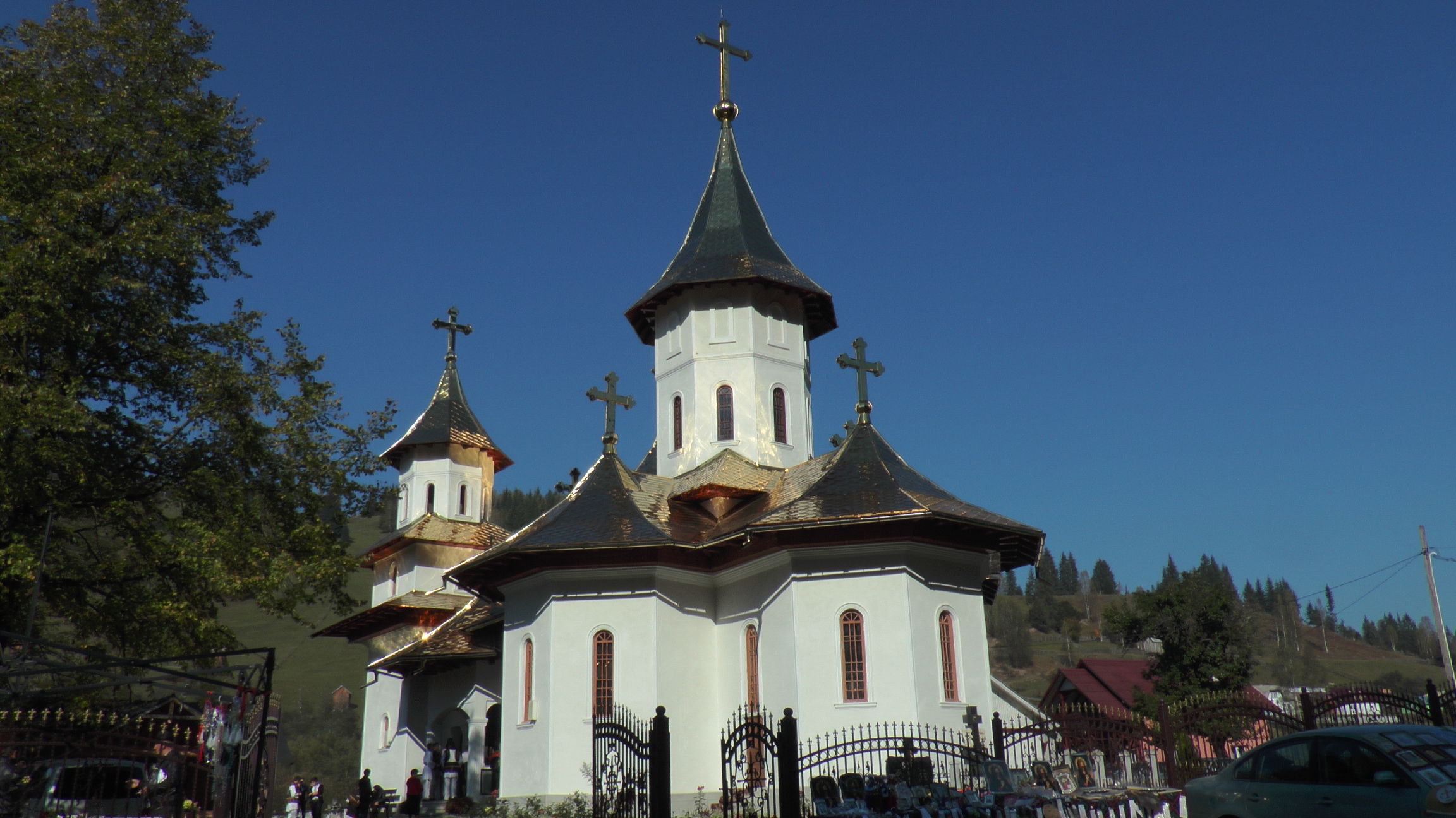 Liturghii arhiereşti la Mănăstirea Groşi şi Parohia Botuş