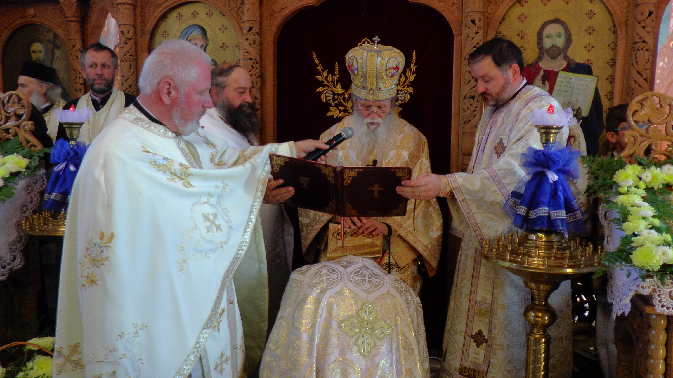 Liturghii arhiereşti la Mănăstirea Groşi şi Parohia Botuş