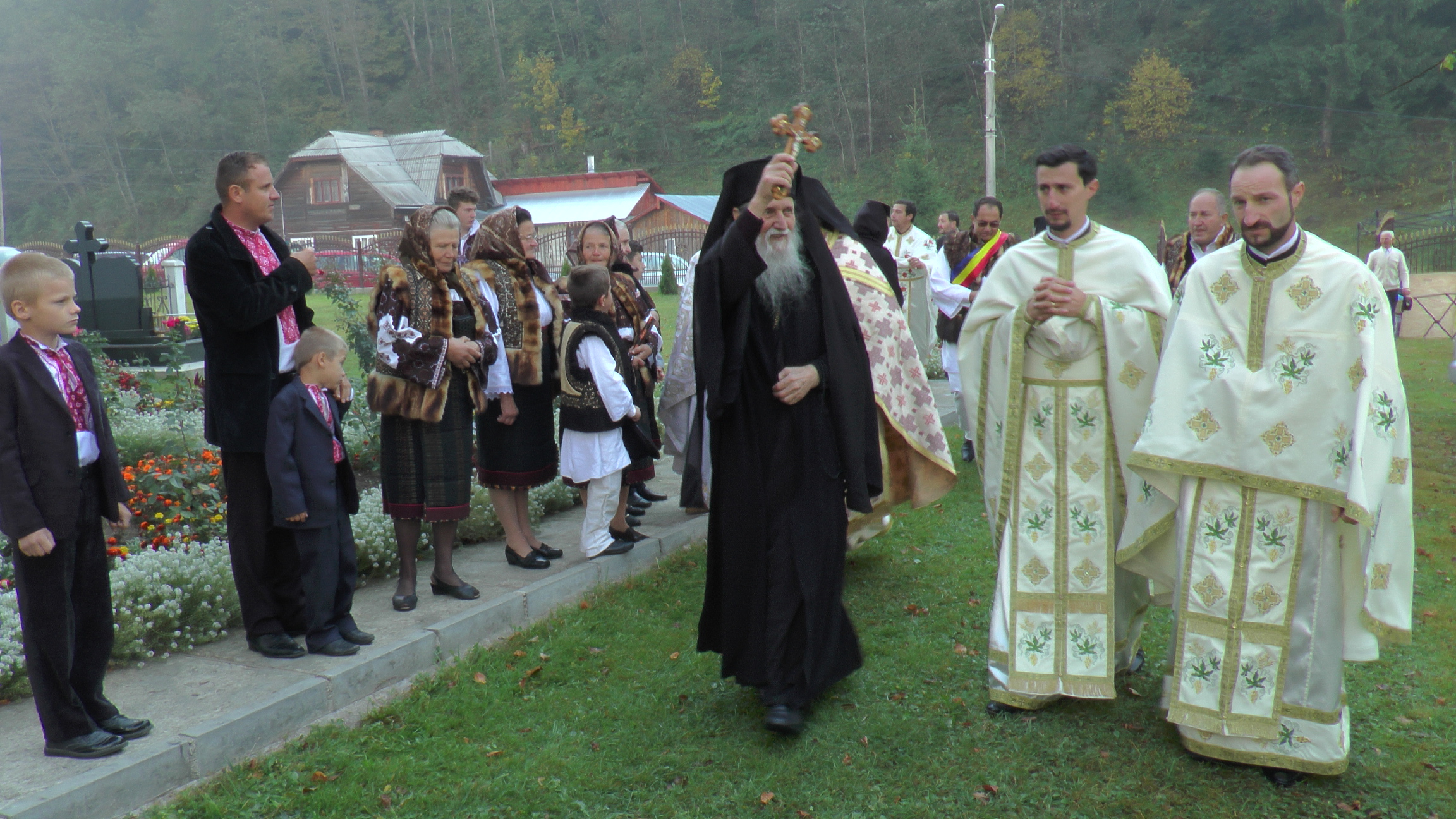 Liturghii arhiereşti la Mănăstirea Groşi şi Parohia Botuş