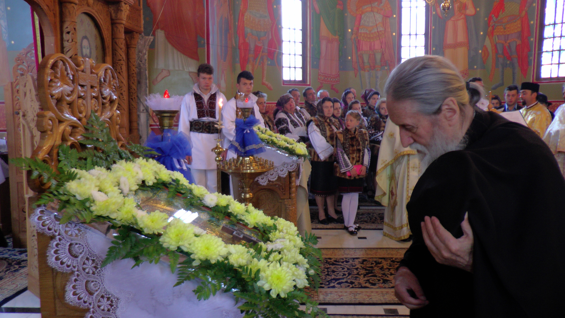 Liturghii arhiereşti la Mănăstirea Groşi şi Parohia Botuş