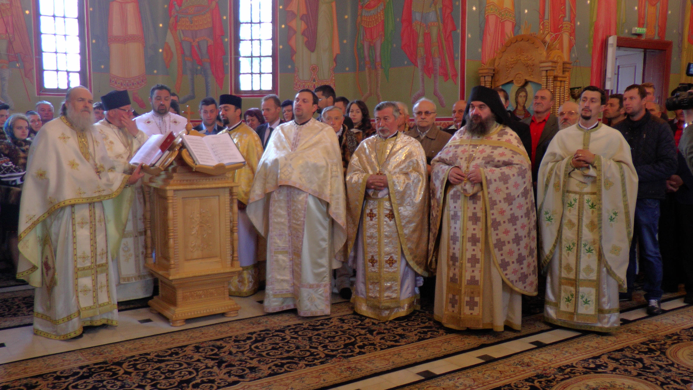 Liturghii arhiereşti la Mănăstirea Groşi şi Parohia Botuş