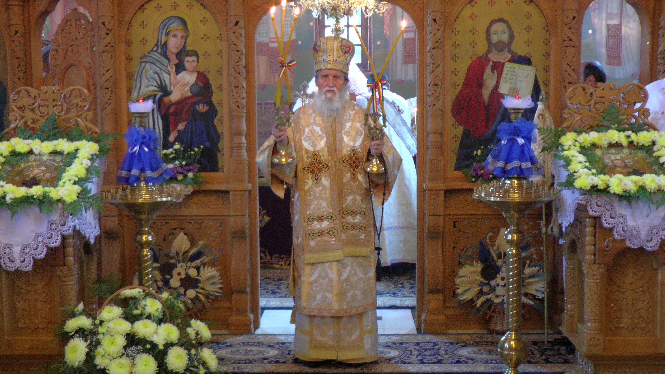 Liturghii arhiereşti la Mănăstirea Groşi şi Parohia Botuş